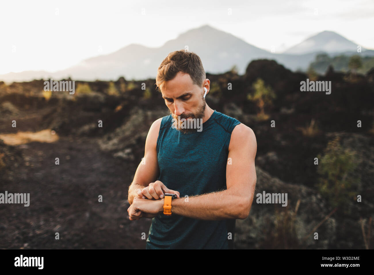Les résultats de la formation sur la vérification de Runner smart watch. Remise en forme de l'athlète masculin en utilisant tracker. Banque D'Images