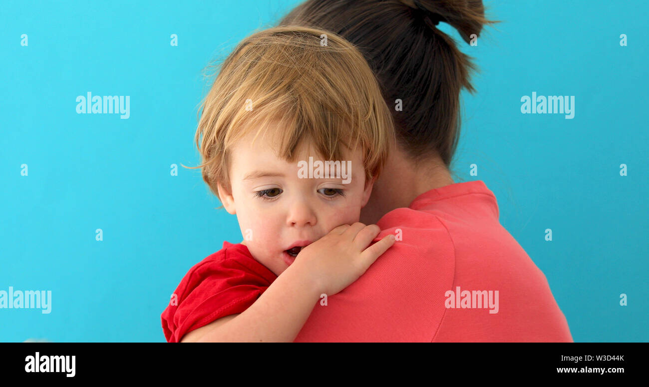 Mother hugging adorable petit enfant Banque D'Images