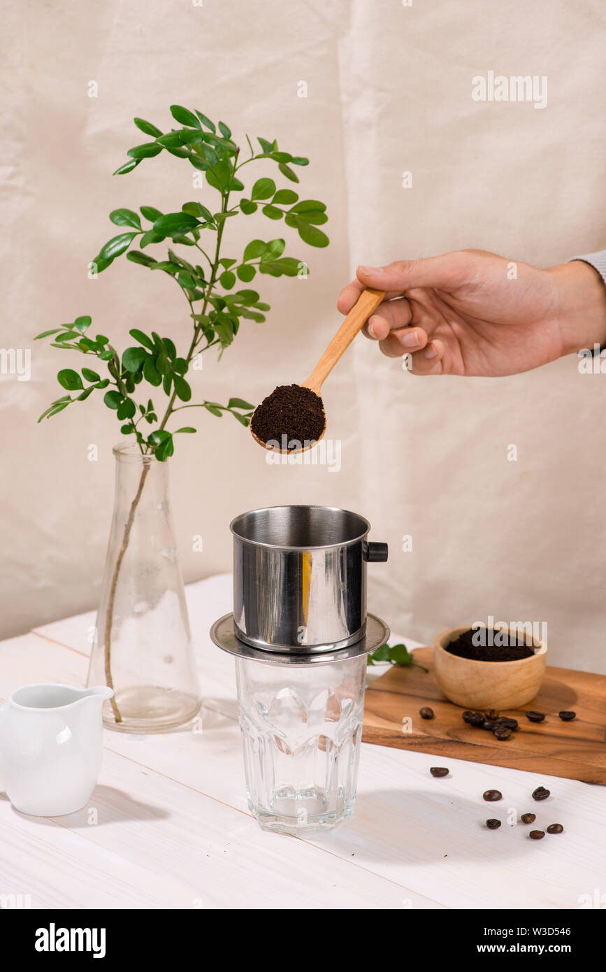 'Nimp' café vietnamien traditionnel. La première place sur le dessus de verre, ajouter du café moulu puis versez de l'eau chaude Banque D'Images