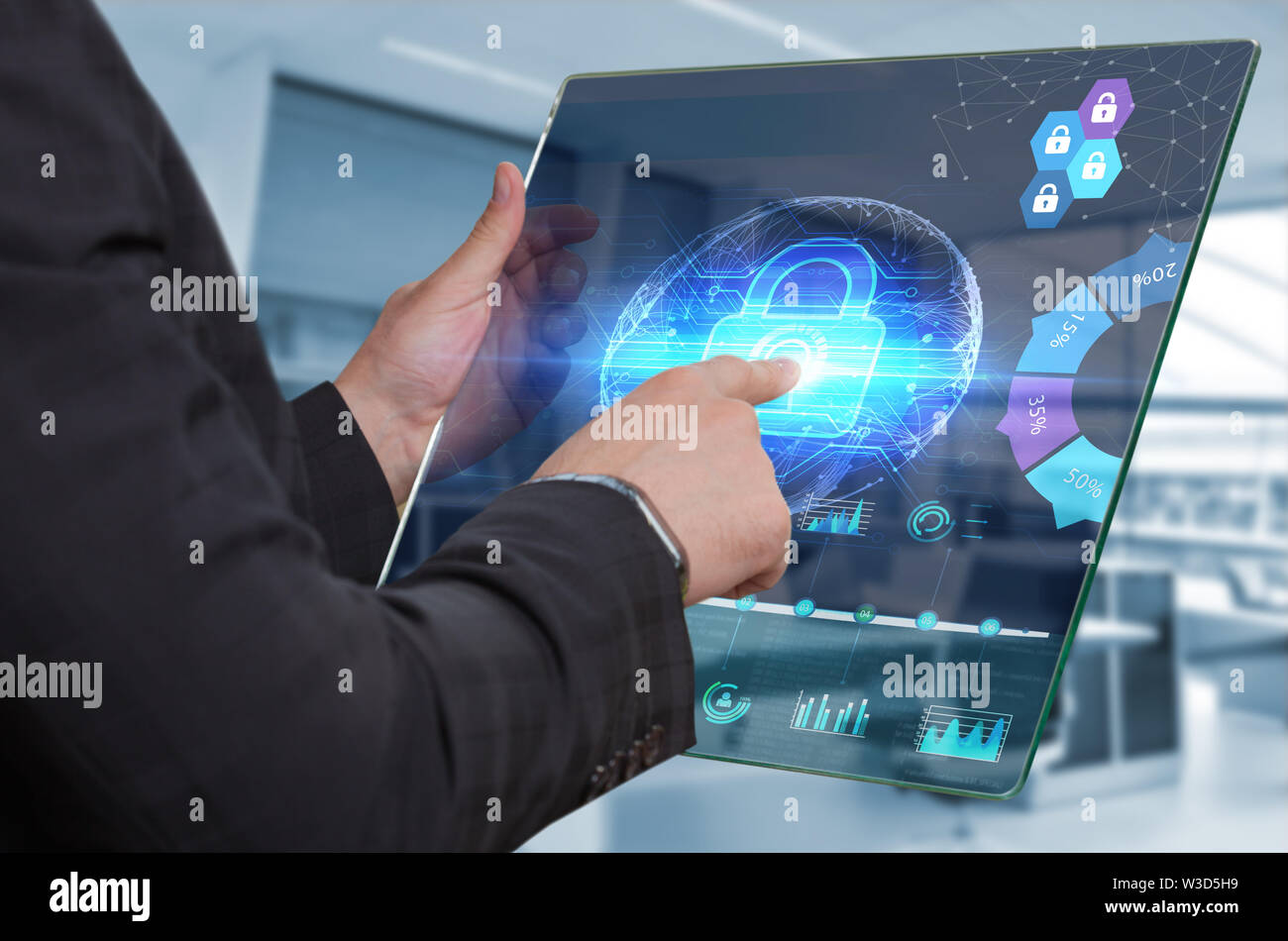Le commerce, la technologie, internet et réseau concept. Jeune homme d'affaires travaillant sur son ordinateur portable au bureau, sélectionnez l'icône de la sécurité sur le Virtual Banque D'Images