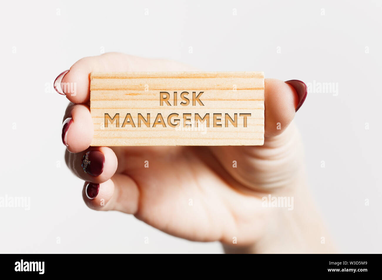 Concept de gestion des risques.Young businessman présente le mot : la gestion des risques. Banque D'Images