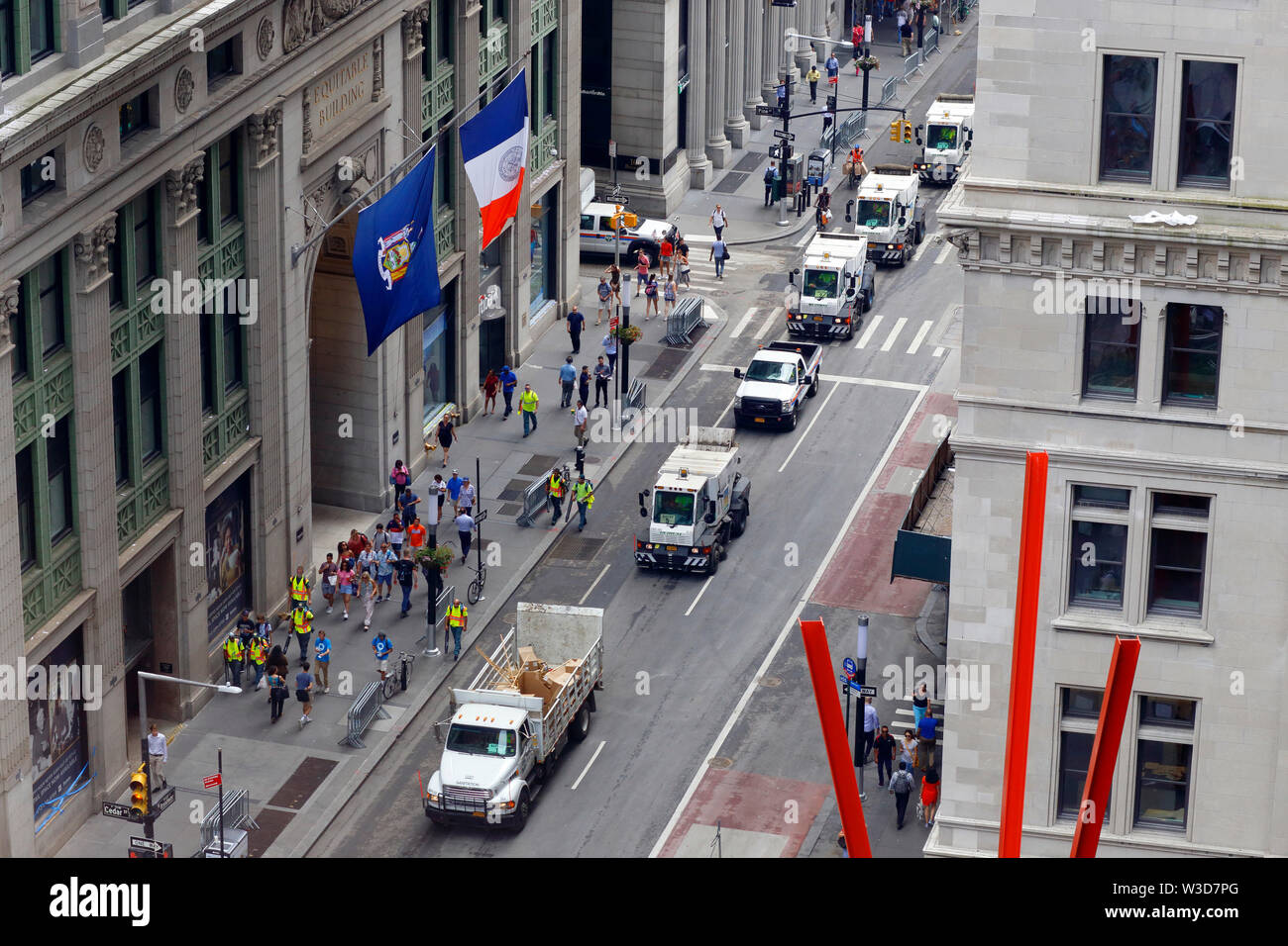 Un défilé de camions d'assainissement NYC le nettoyage après une pluie de serpentins à Manhattan Banque D'Images