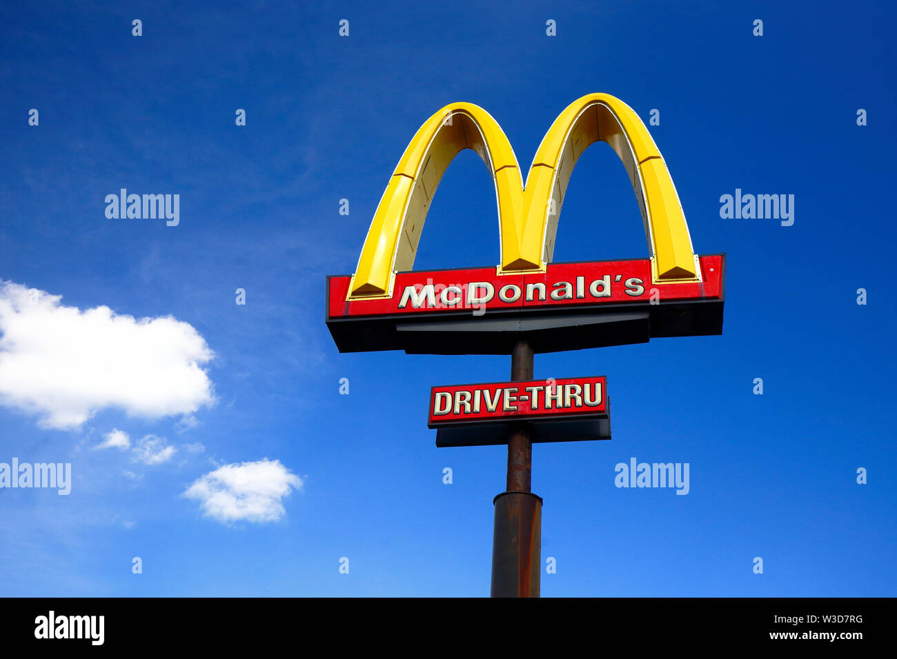 McDonalds Arches d'or against a blue sky Banque D'Images
