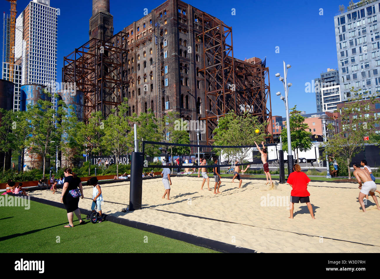 Les gens à jouer au volleyball de plage au Domino Park dans le quartier de Williamsburg, Brooklyn, NY Banque D'Images