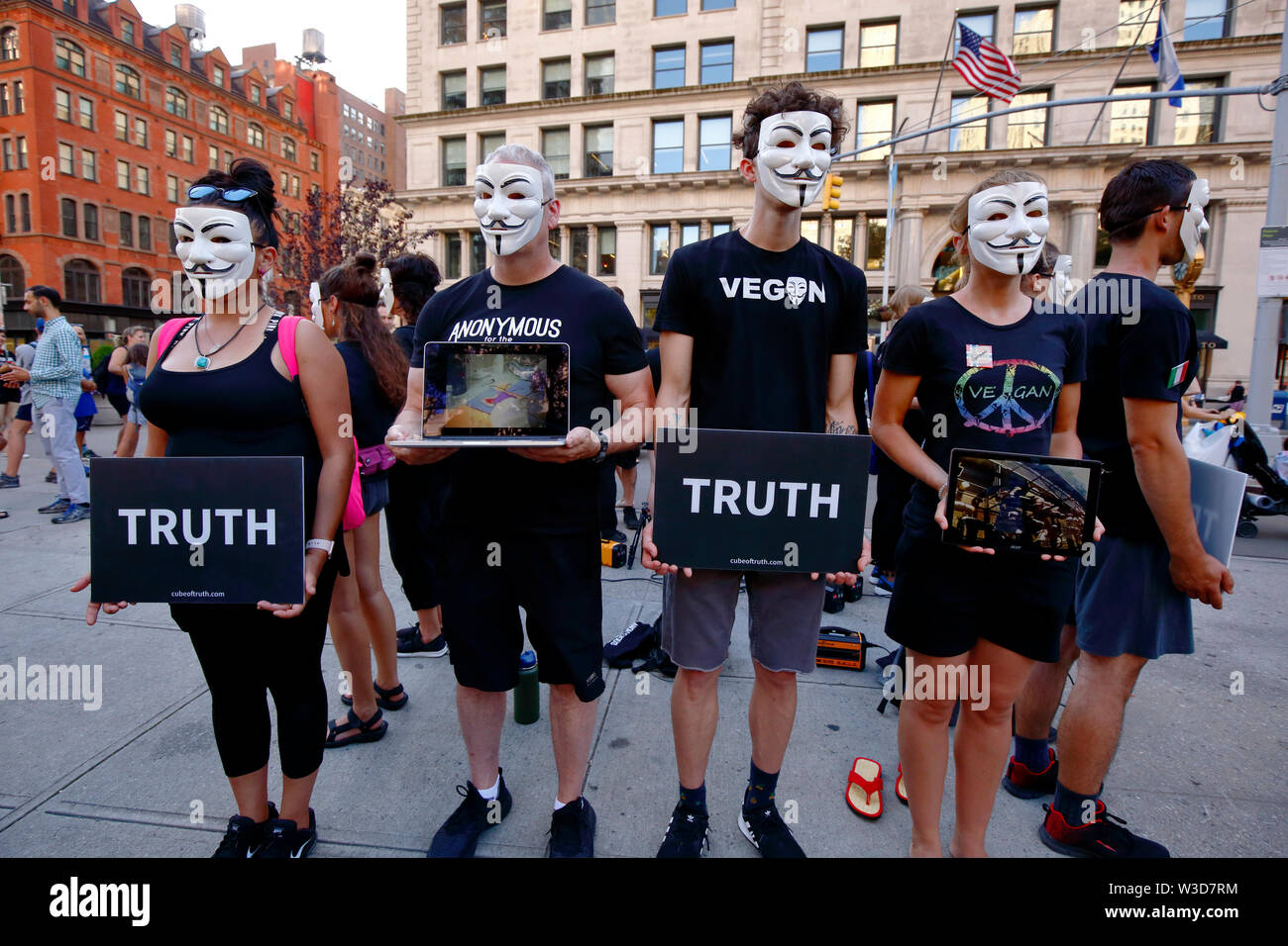 'Anonyme pour les sans-voix" des manifestants dans les masques de Guy Fawkes pour défendre les droits des animaux et libération animale Banque D'Images