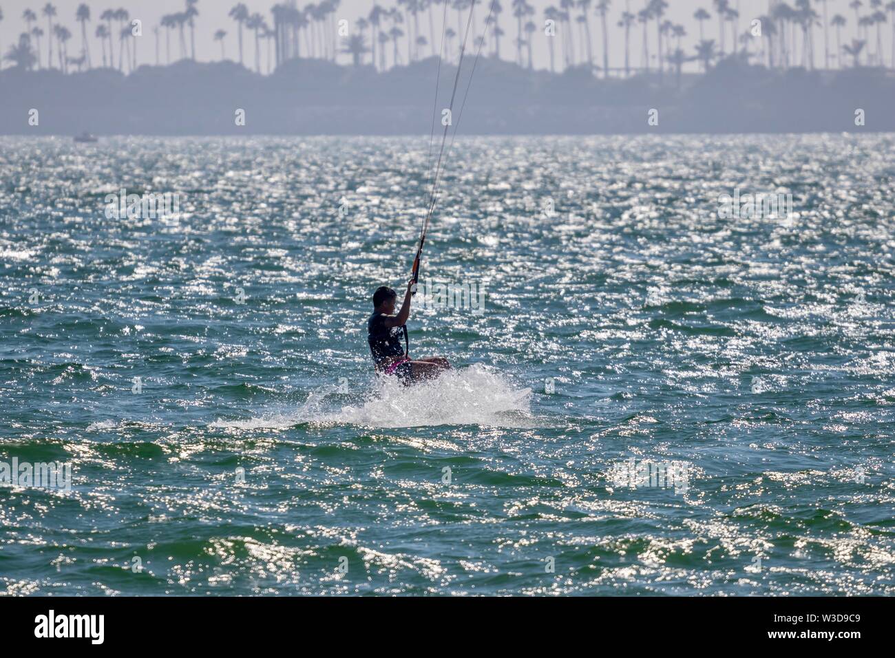 Le kitesurf et windsurf à Long Beach en Californie Banque D'Images