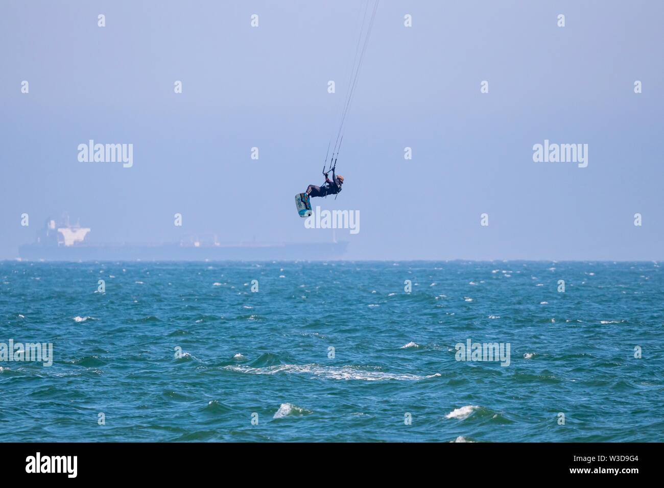 Le kitesurf et windsurf à Long Beach en Californie Banque D'Images