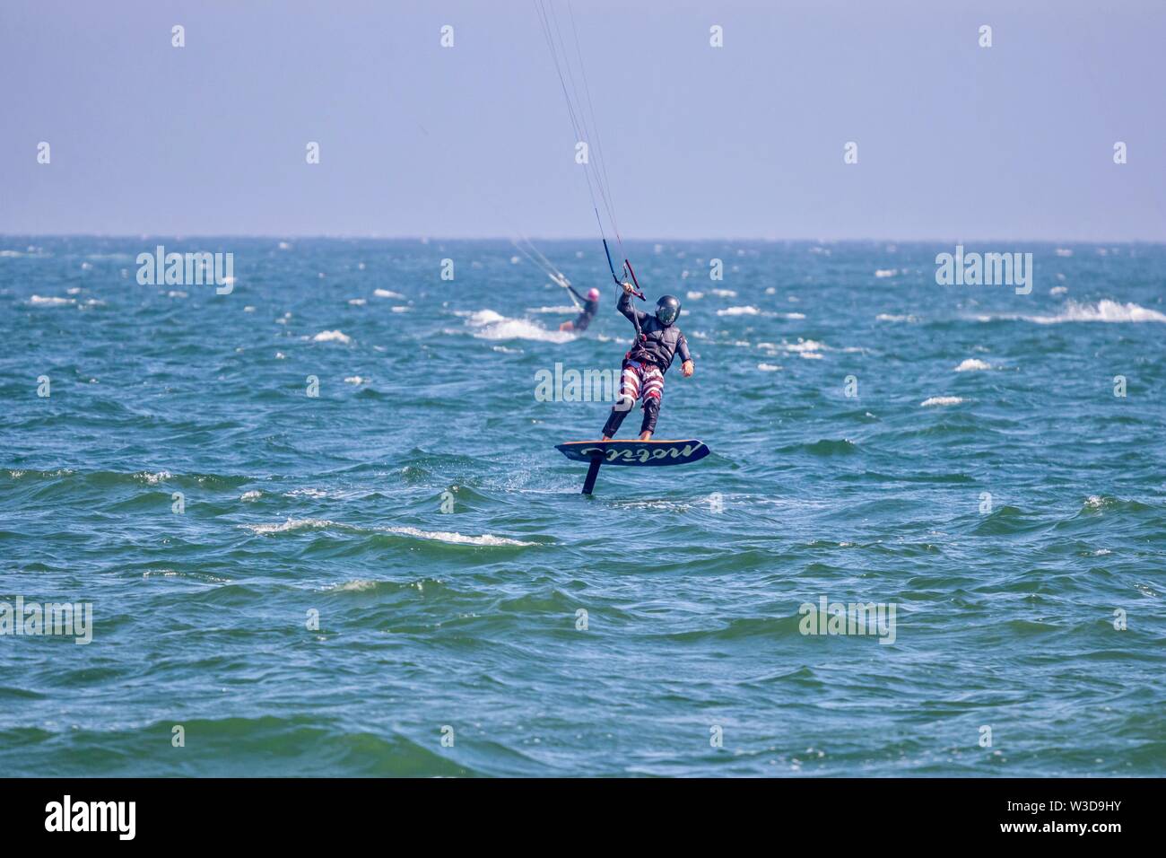 Le kitesurf et windsurf à Long Beach en Californie Banque D'Images
