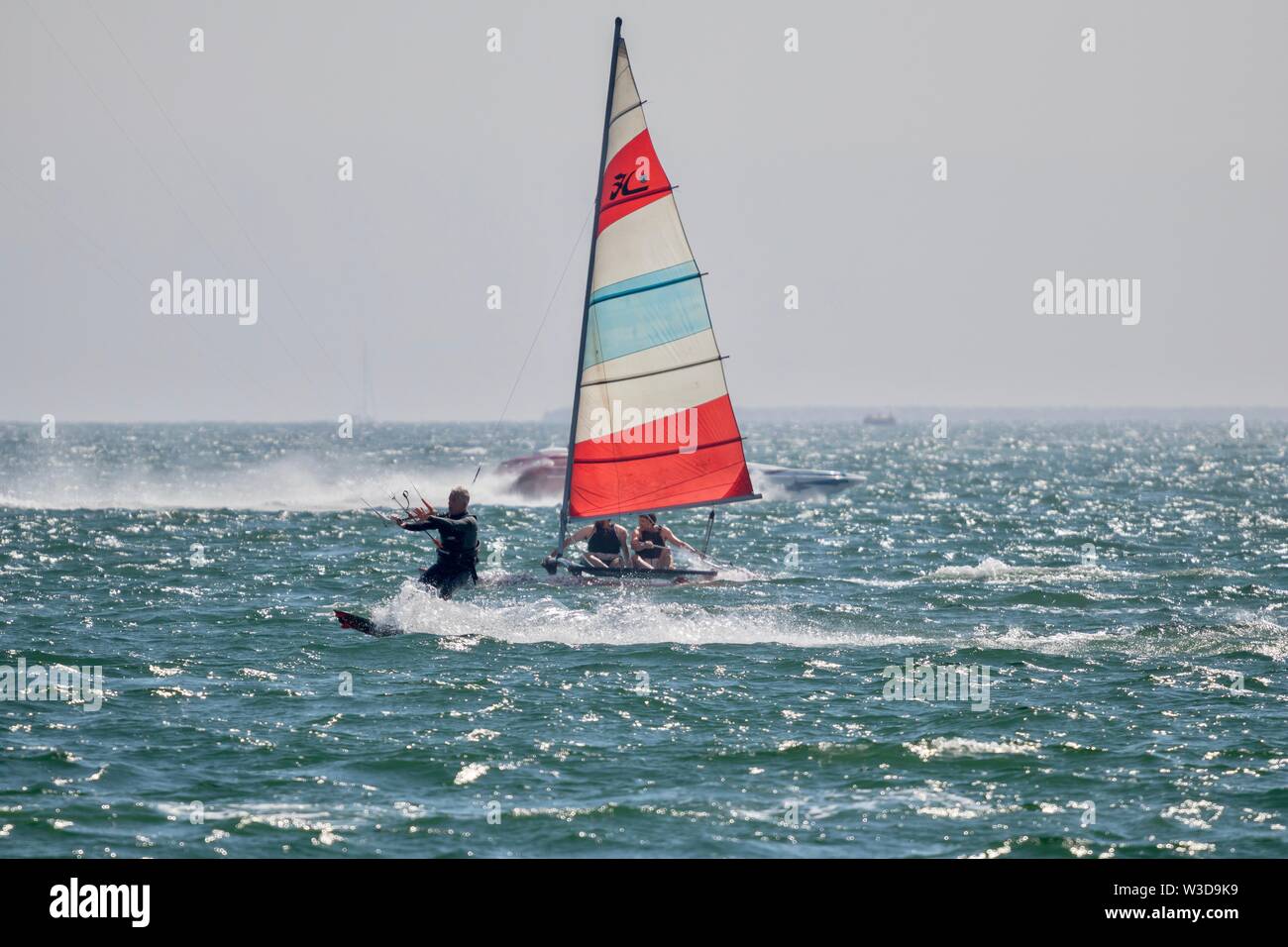 Le kitesurf et windsurf à Long Beach en Californie Banque D'Images