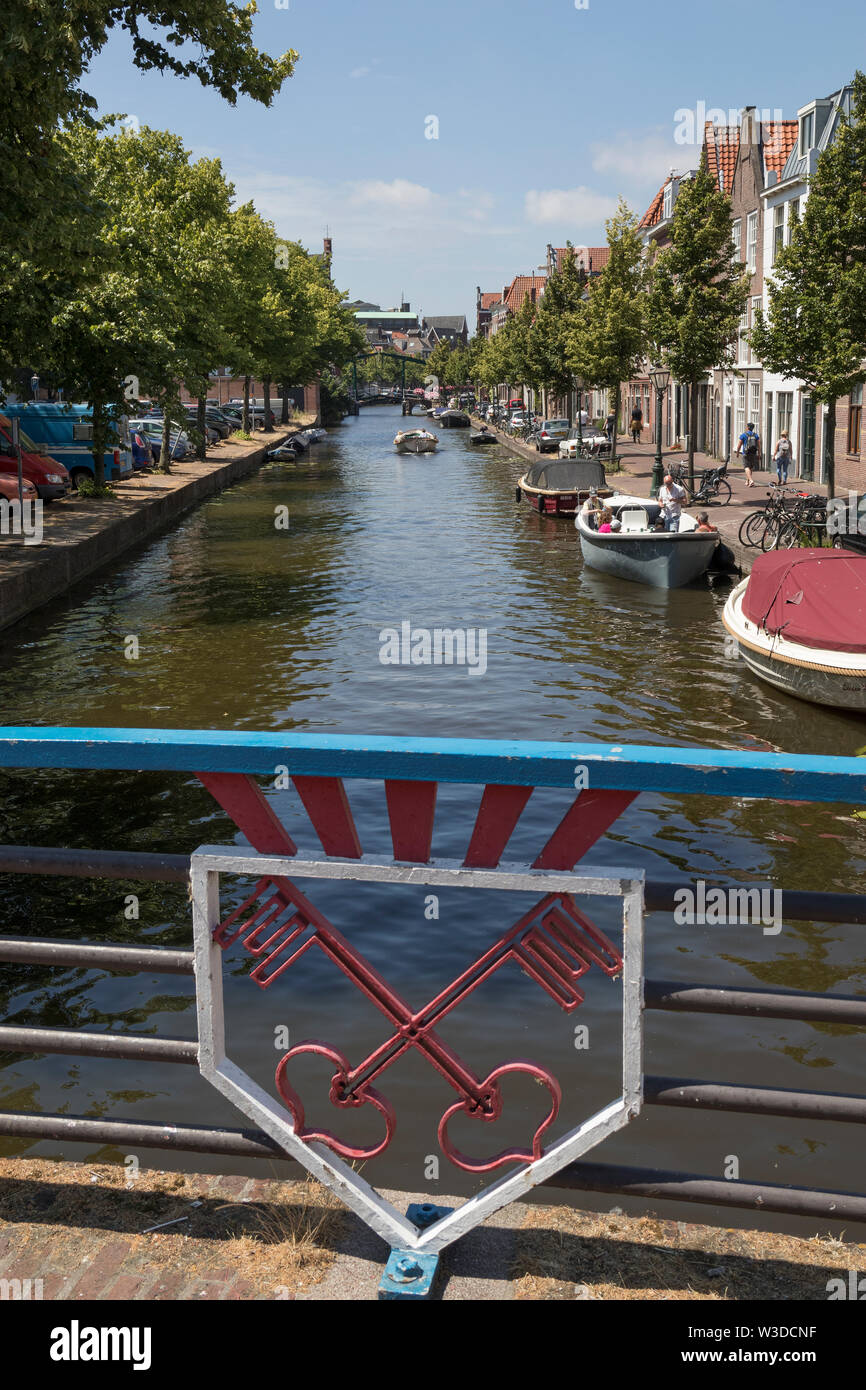 Leiden, Hollande - Juillet 05, 2019 : blason de la ville de Leiden, deux clés, au pont sur l'Oude Rijn Banque D'Images