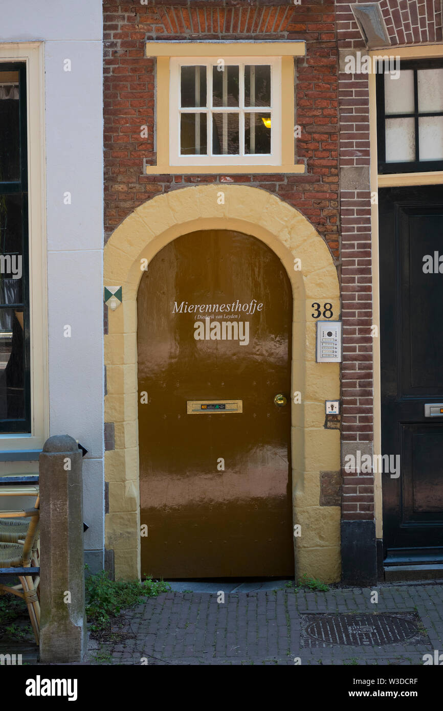 Leiden, Hollande - Juillet 05, 2019 : Hstorical porte à l'hospices appelé Mierennesthofje Banque D'Images