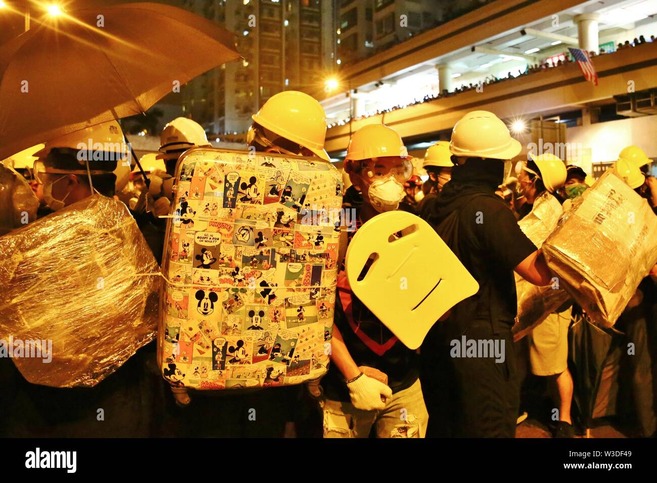 Hong Kong, Chine - Juillet 14th, 2019. Des dizaines de milliers de personnes ont envahi les rues de Sha Tin à Hong Kong. Les manifestants demandent un retrait complet de la loi sur l'extradition comme l'une des cinq principales revendications. Les manifestants ont fait leur propre pour se protéger au cas où la police pousser en avant pour effacer les routes occupées. Gonzales : Crédit Photo/Alamy Live News Banque D'Images
