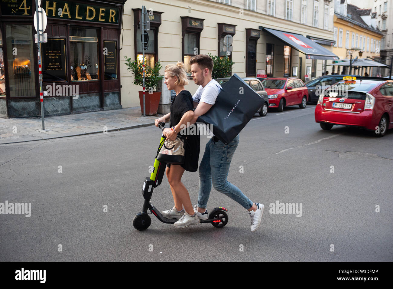 14.06.2019, Vienne, Autriche, Europe - un jeune couple rides un scooter électrique à partir de l'e-scooter ruche fournisseur dans le centre de Vienne. Banque D'Images