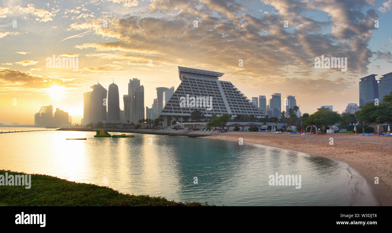 Le centre-ville de la ville de Doha après le coucher du soleil, au Qatar Banque D'Images
