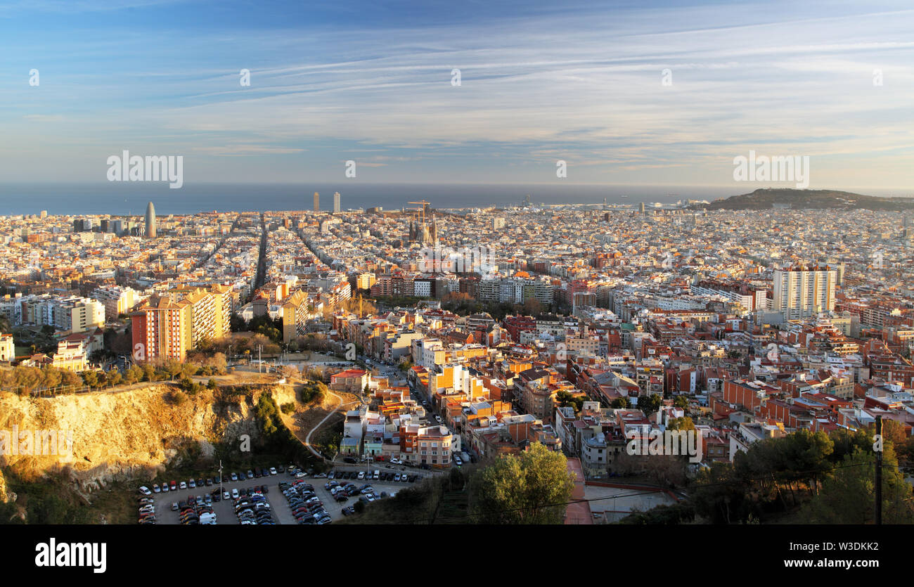 Barcelona skyline at sunset, Espagne. Banque D'Images