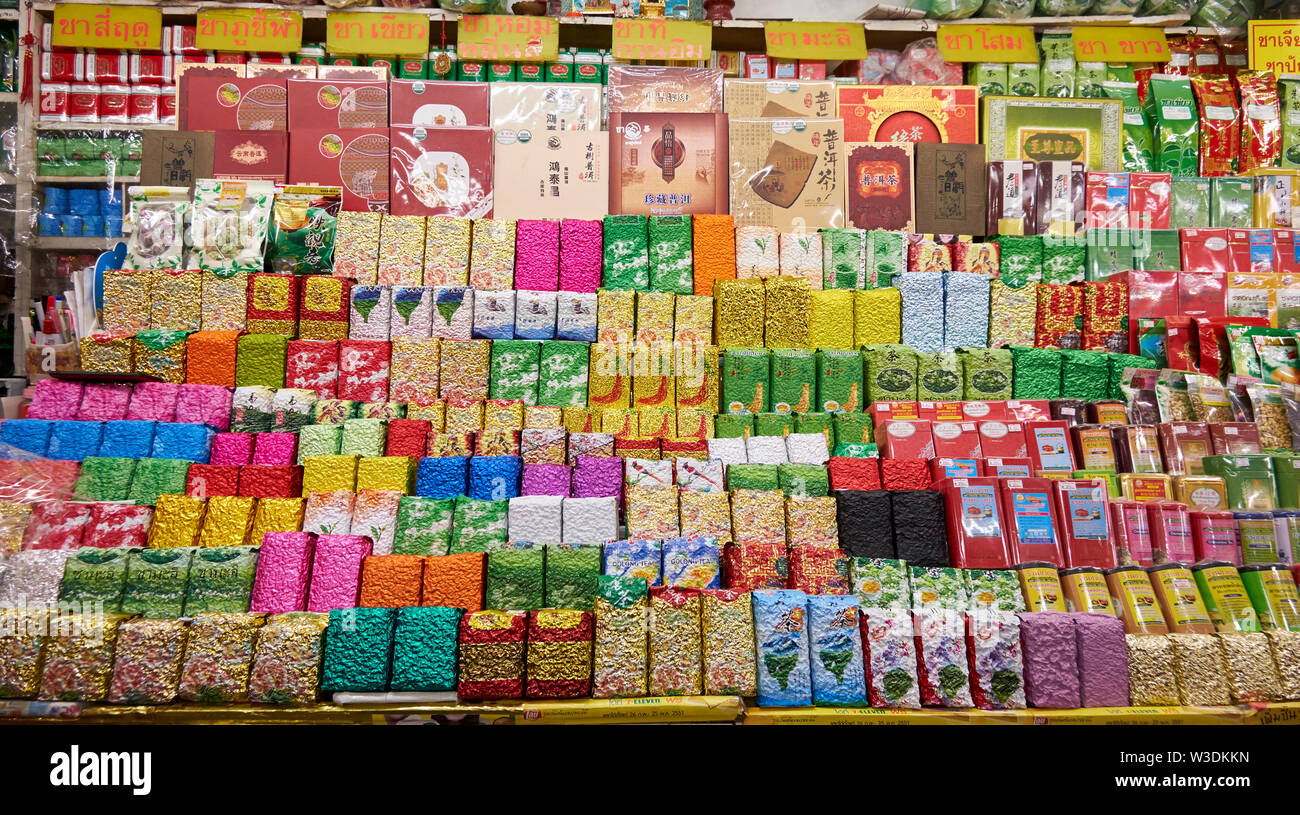 Une grande variété de thé à la vente au marché local occupé, Talat Warorot, à Chiang Mai, Thaïlande. Banque D'Images