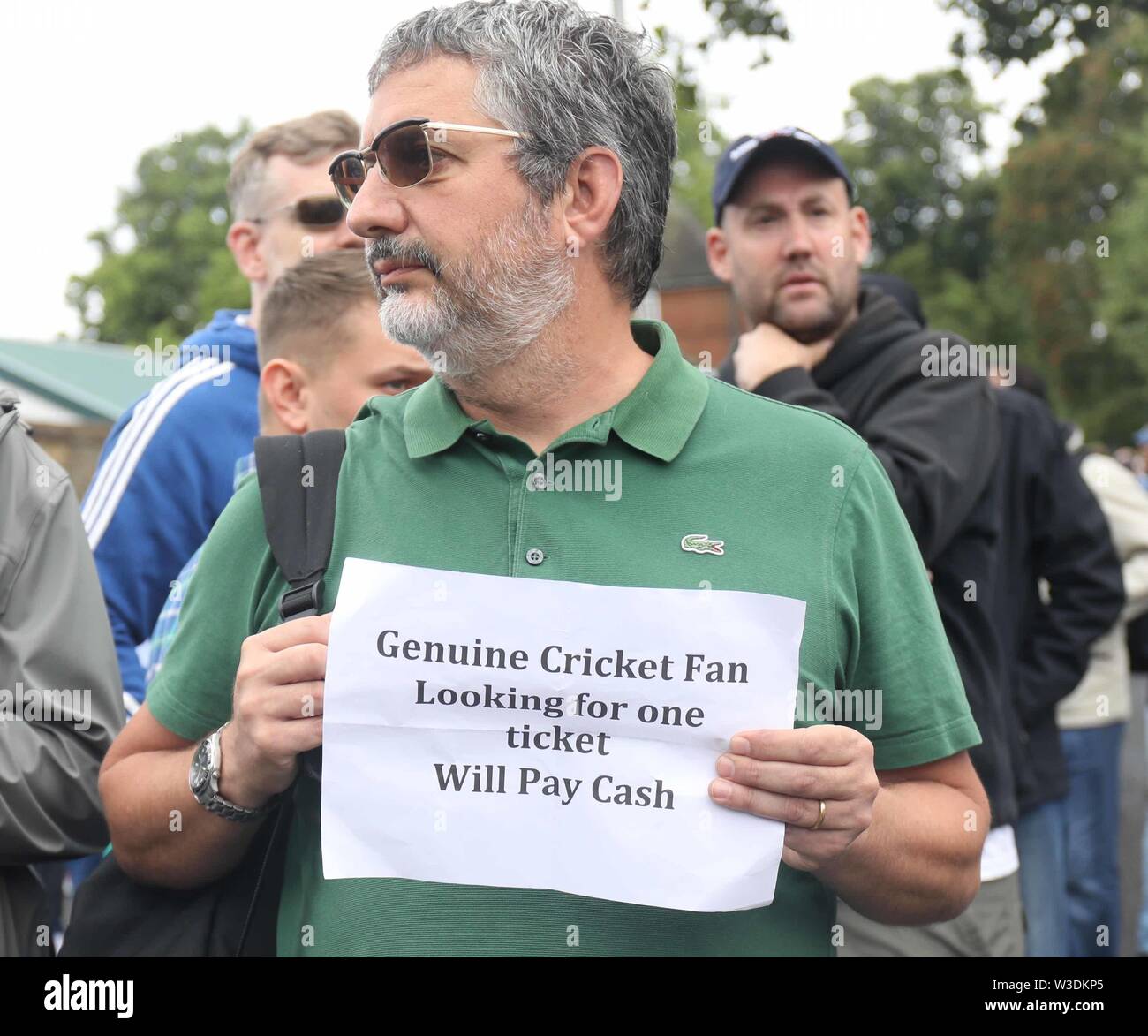 Pic montre : Finale de la Coupe du Monde - Angleterre v Nouvelle-zélande le plaisir et le jeu en tant que fans arrivent avec des gens habillés comme des balles de cricket bat jongleurs et tenues à foison Banque D'Images