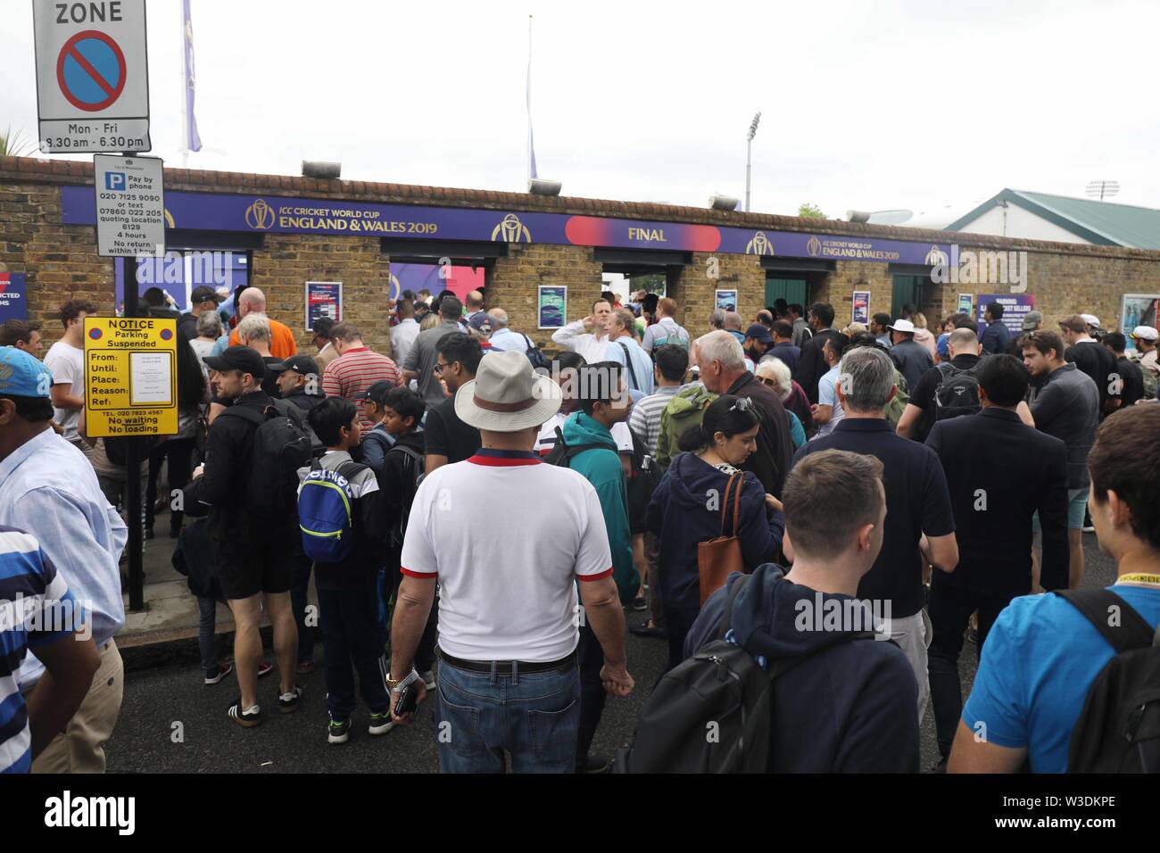 Pic montre : Finale de la Coupe du Monde - Angleterre v Nouvelle-zélande le plaisir et le jeu en tant que fans arrivent avec des gens habillés comme des balles de cricket bat jongleurs et tenues à foison Banque D'Images