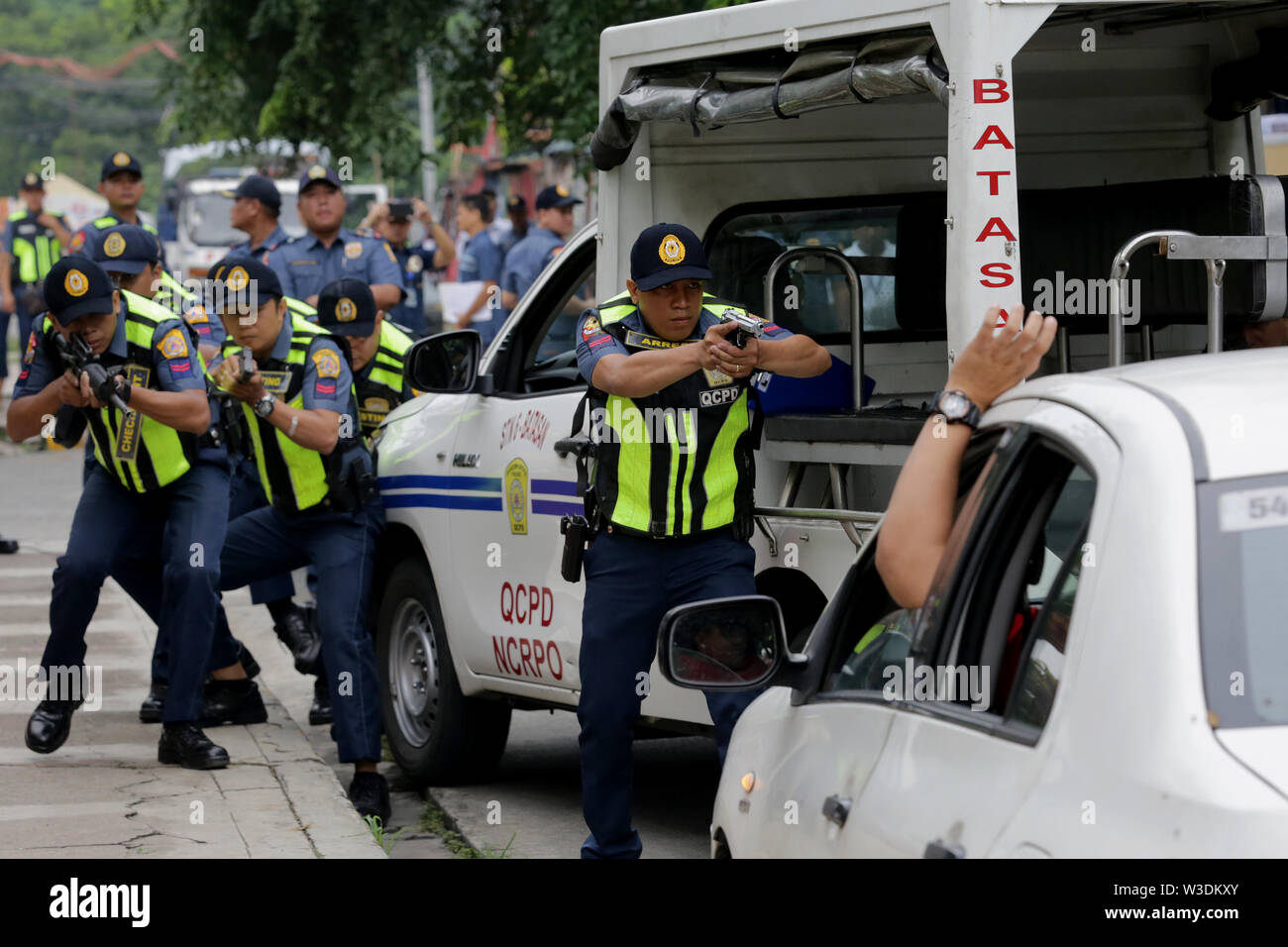 Quezon City, Philippines. 15 juillet, 2019. Les membres de la Police nationale des Philippines (PNP) arrestation d'une simulation d'attentats terroristes, car ils participent à un exercice de simulation à Quezon City, Philippines, le 15 juillet 2019. Le PCNB a montré leurs capacités à répondre aux bombardements, le terrorisme et les menaces d'otages en préparation de l'état de la Nation (SONA) de la présidente philippine Rodrigo Duterte. Credit : Rouelle Umali/Xinhua/Alamy Live News Banque D'Images