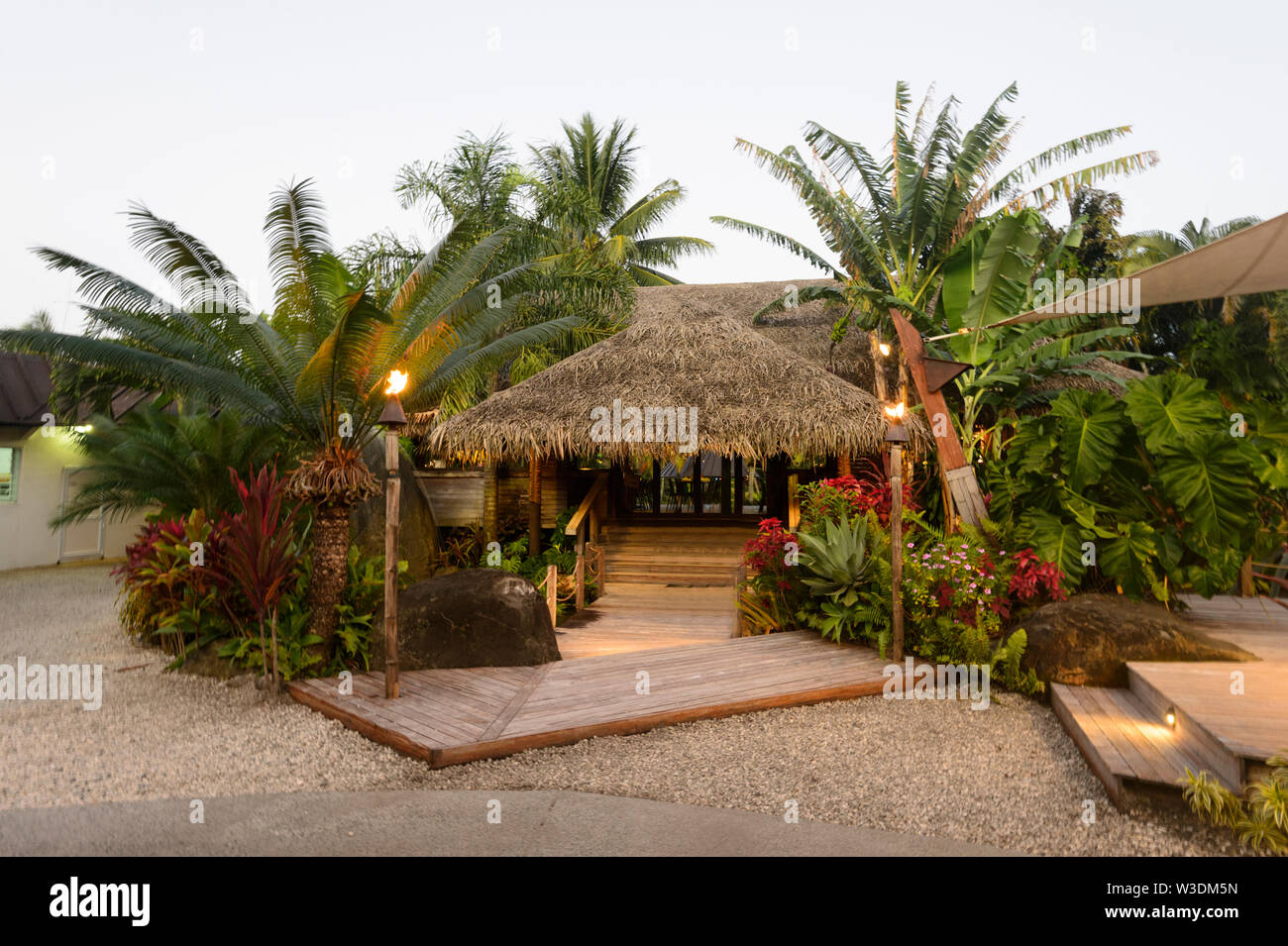 Entrée du village Polynésien Te Vara Nui avec une torche allumée, Rarotonga, îles Cook, Polynésie Française Banque D'Images