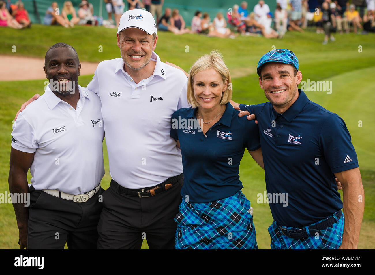 Les célébrités qui participent à la coupe du tournoi de golf de bienfaisance célébrité au Celtic Manor Resort au Pays de Galles. De gauche à droite d'Athelete Olympique Derek Redmond, Dragons Den Entrepreneur Peter Jones, présentateur de télévision et de radio Jenni Falconer et de Rugby International écossais Rory Lawson Banque D'Images