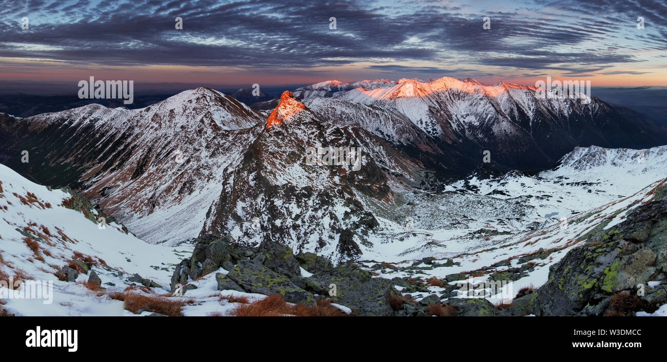 Paysage d'hiver montagne Banque D'Images