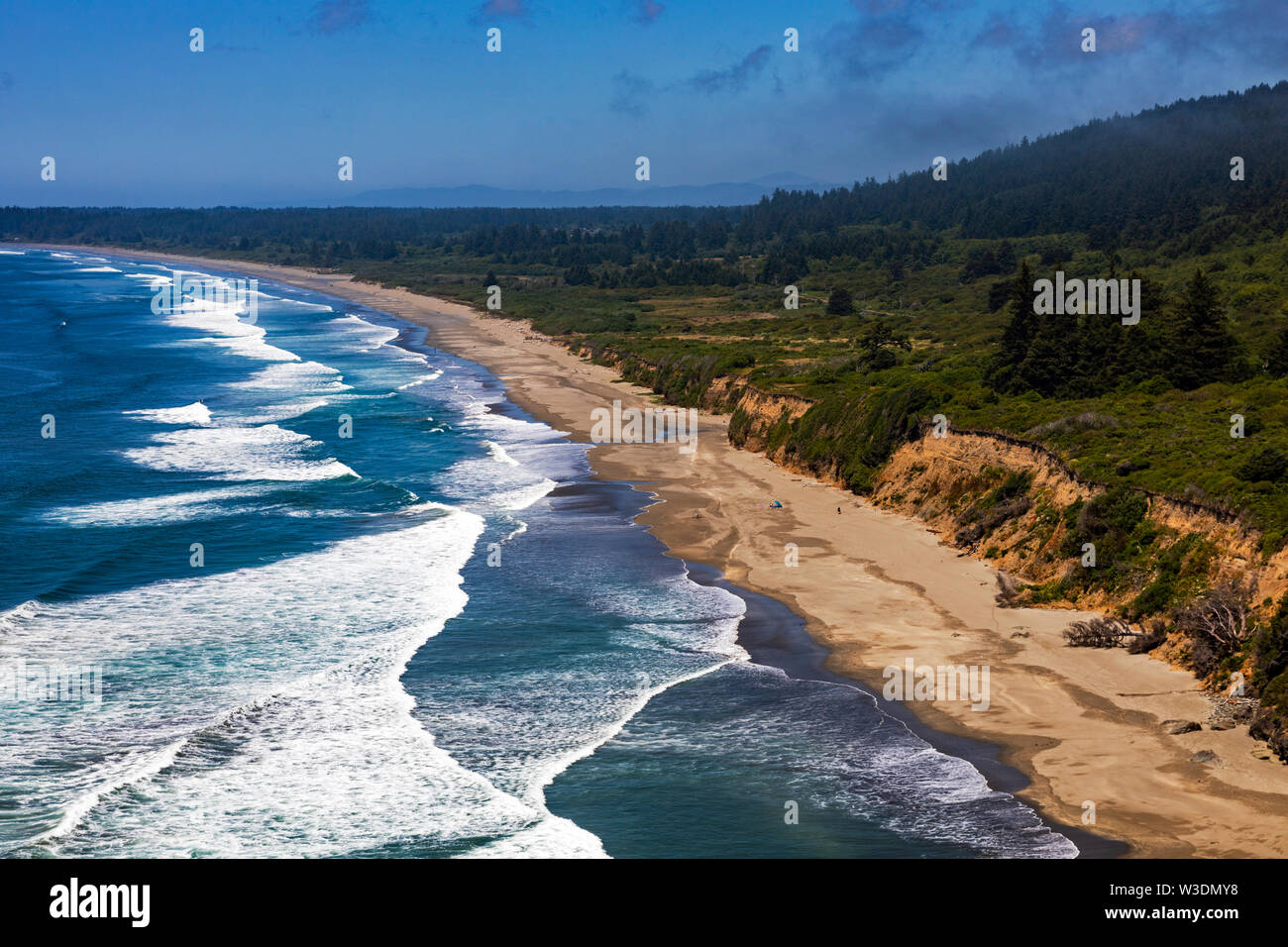 Les vagues rouler sur la plage Crescent, spectaculaire, vu de la plage Crescent, donnent sur le sud de Crescent City, Californie, USA. Banque D'Images
