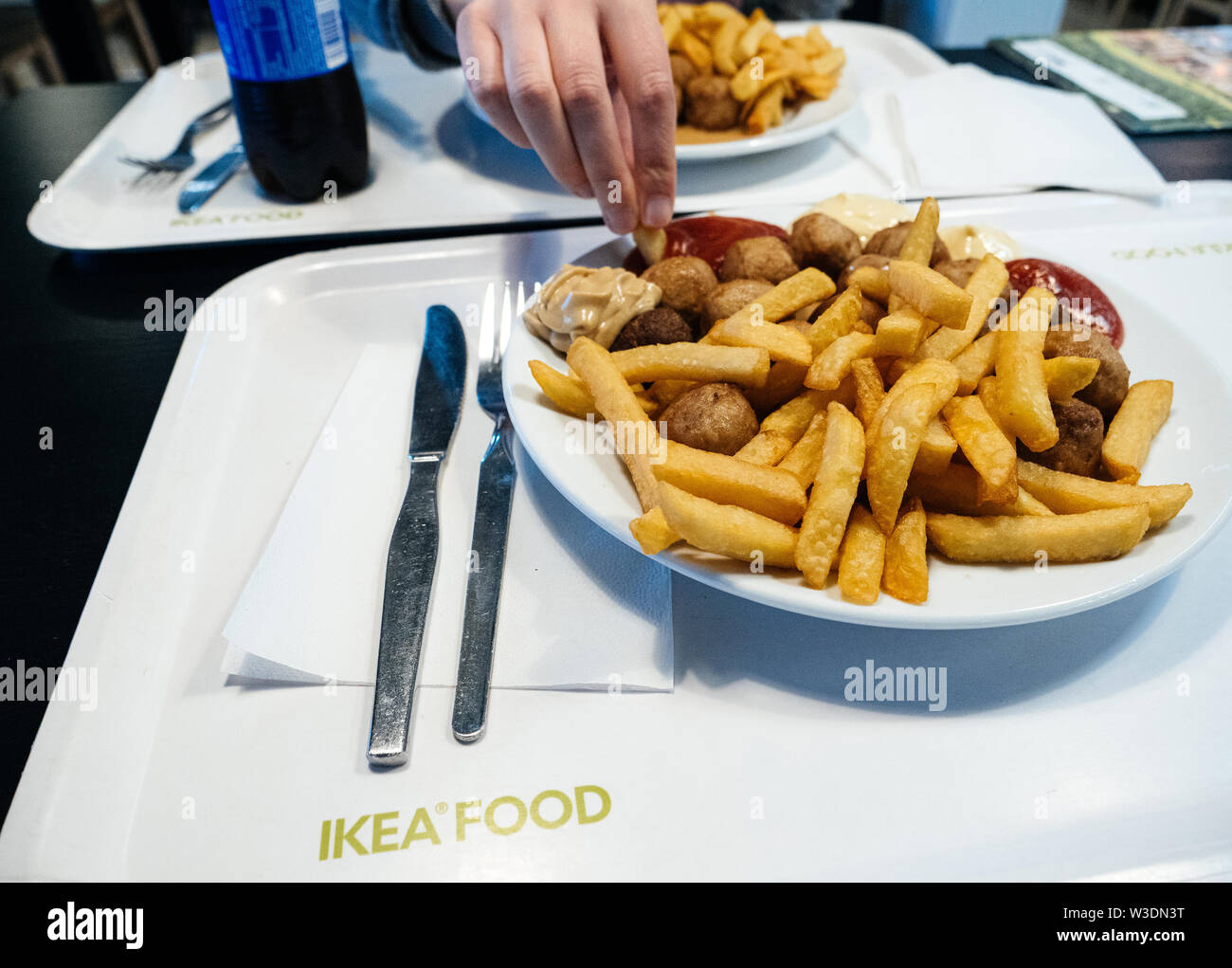 Paris, France - Nov 7, 2018 : l'intérieur IKEA FOOD restaurant mangent des  frites et boulettes de viande suédoises Pepsi potable boisson sucrée Photo  Stock - Alamy
