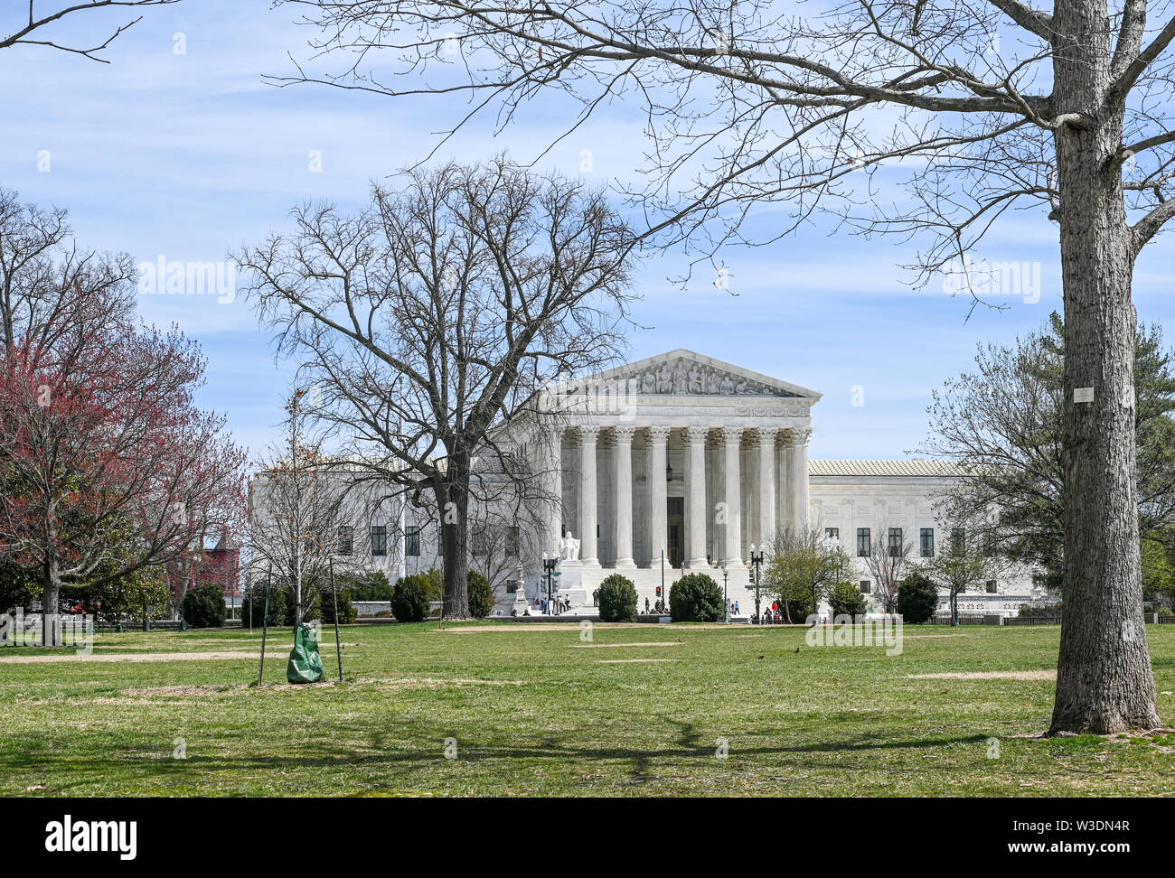 Cour suprême des États-Unis sur une journée de printemps ensoleillée à Washington DC. Actuellement desservie par neuf juges nommés à vie. Banque D'Images