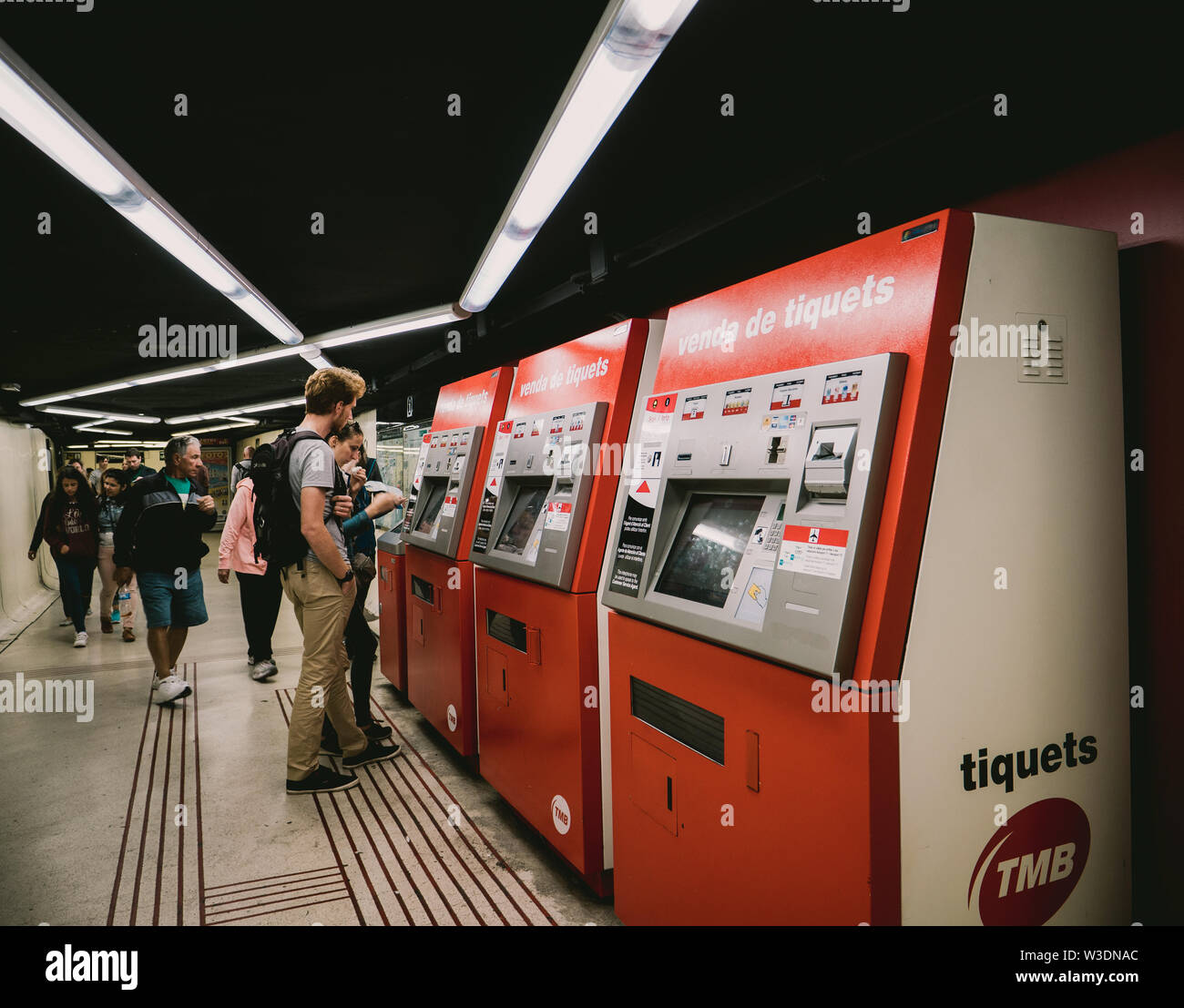 Lisbonne, Espagne - juin 3, 2018 : Les gens d'acheter des tickets de métro métro à l'intérieur des distributeurs automatiques de la station de métro de Barcelone TMB tiquets Banque D'Images