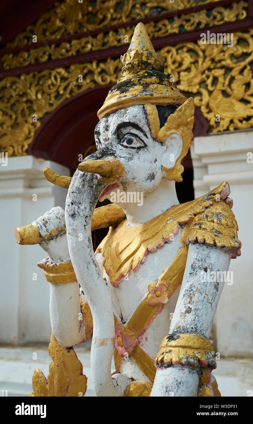 Une moitié humaine, moitié au Wat Buppharam figure d'éléphant à Chiang Mai, Thaïlande. Banque D'Images