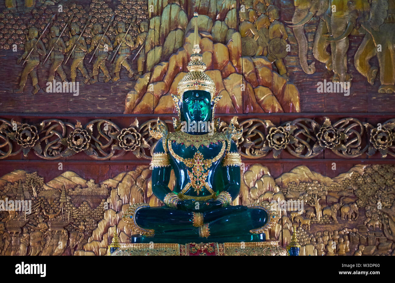 Une couleur vert jade Bouddha assis au Wat Buppharam dans Chiang Mai, Thaïlande. Banque D'Images