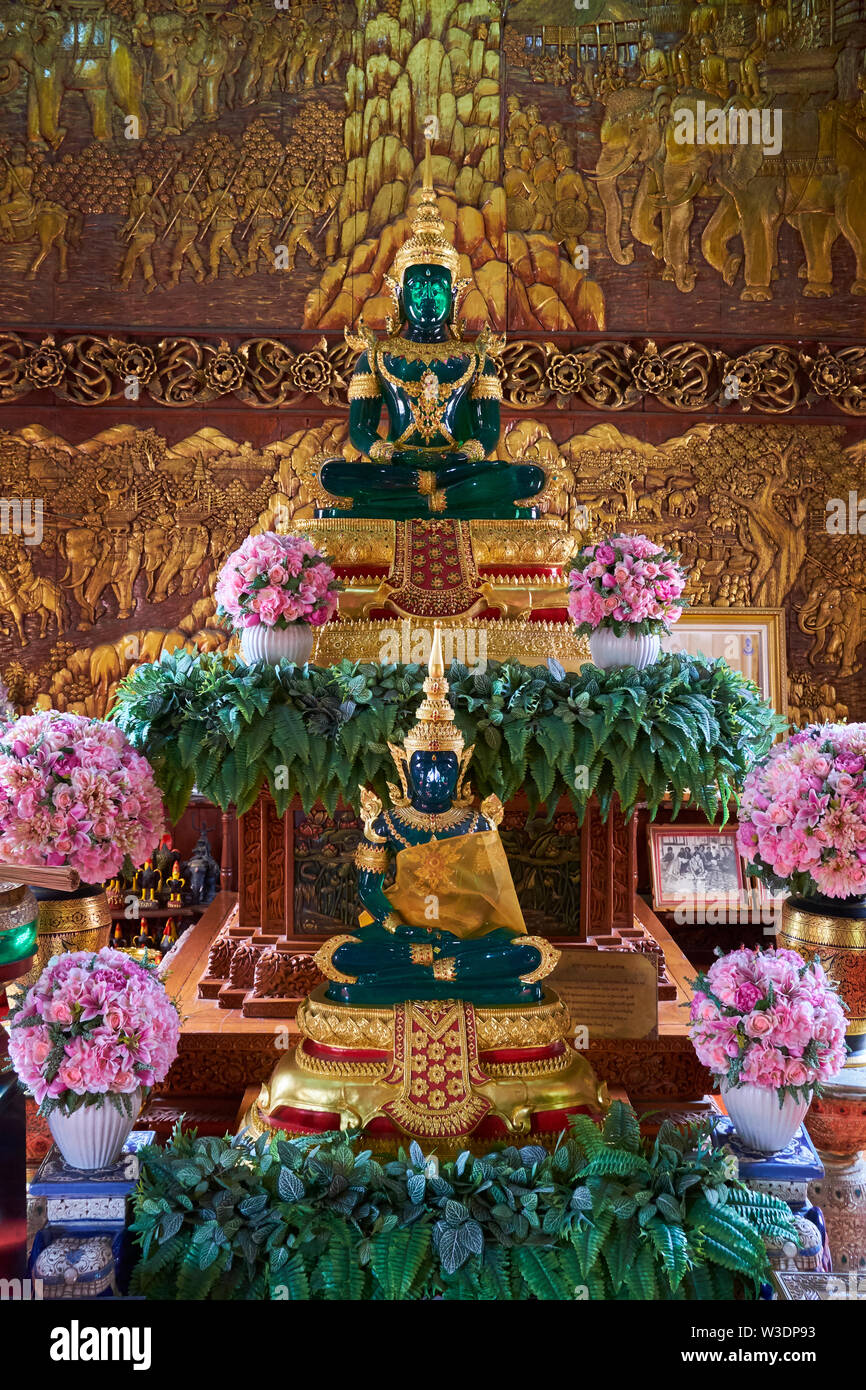 Jade vert profond au Wat Buppharam bouddhas assis dans Chiang Mai, Thaïlande. Banque D'Images