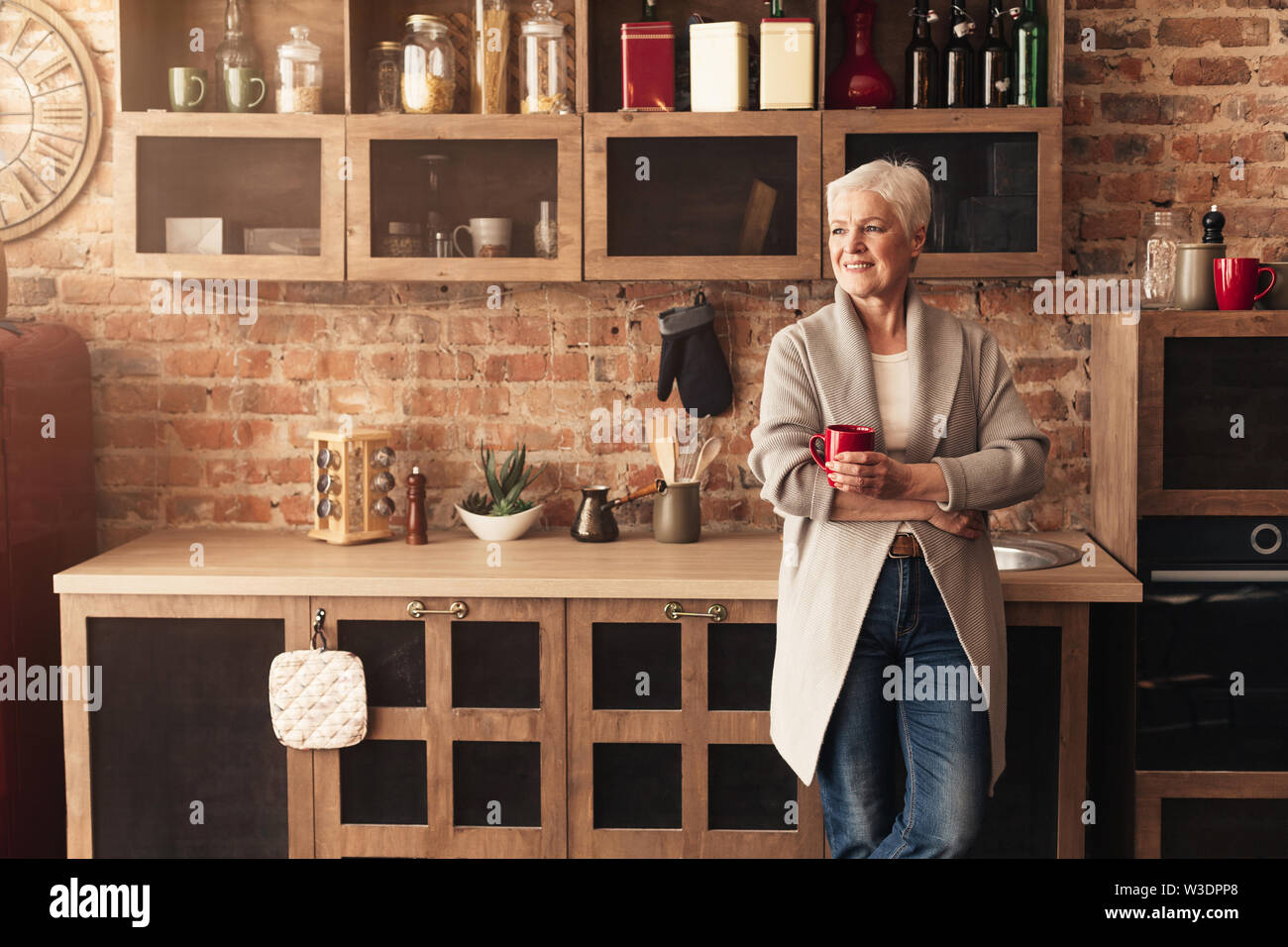 Senior woman de rêve au café cuisine Banque D'Images