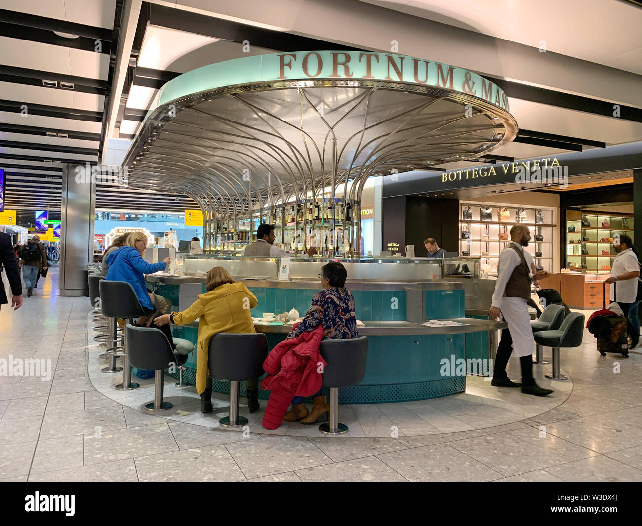 Londres, Royaume-Uni - 20 mai 2019 : Fortnum and Mason cafe bar de l'aéroport de Heathrow. Ce célèbre marchand de Londres est réputé pour sa gastronomie, thés, cafés et w Banque D'Images