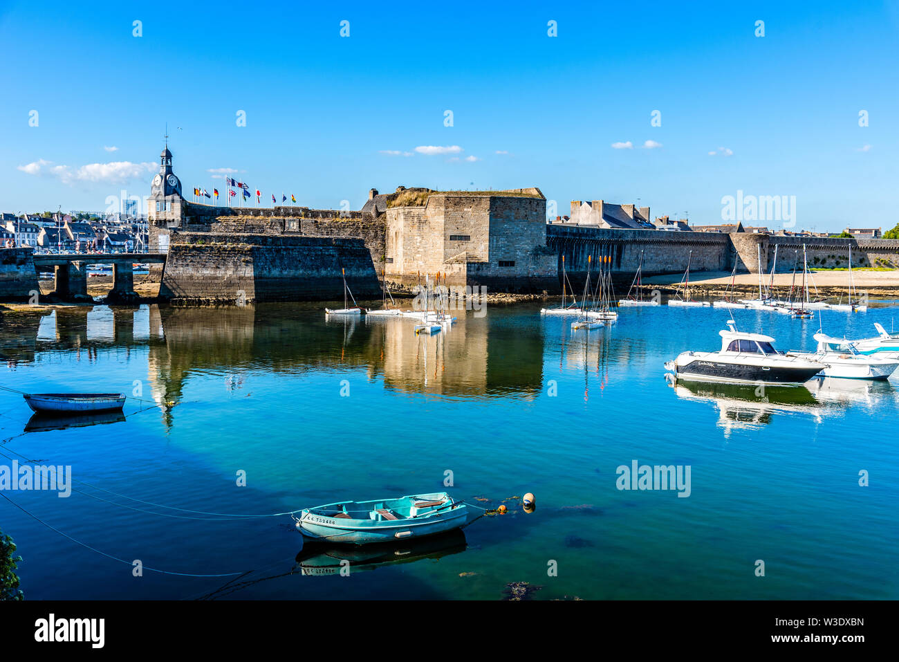 Pont-Aven, France - 5 août 2018 : La ville médiévale fortifiée. Journée ensoleillée sur fond de ciel bleu. Finistère, Bretagne France Banque D'Images Pont-Aven, France - 5 août 2018 : La ville médiévale fortifiée. Journée ensoleillée sur fond de ciel bleu. Finistère, Bretagne France Banque D'Images