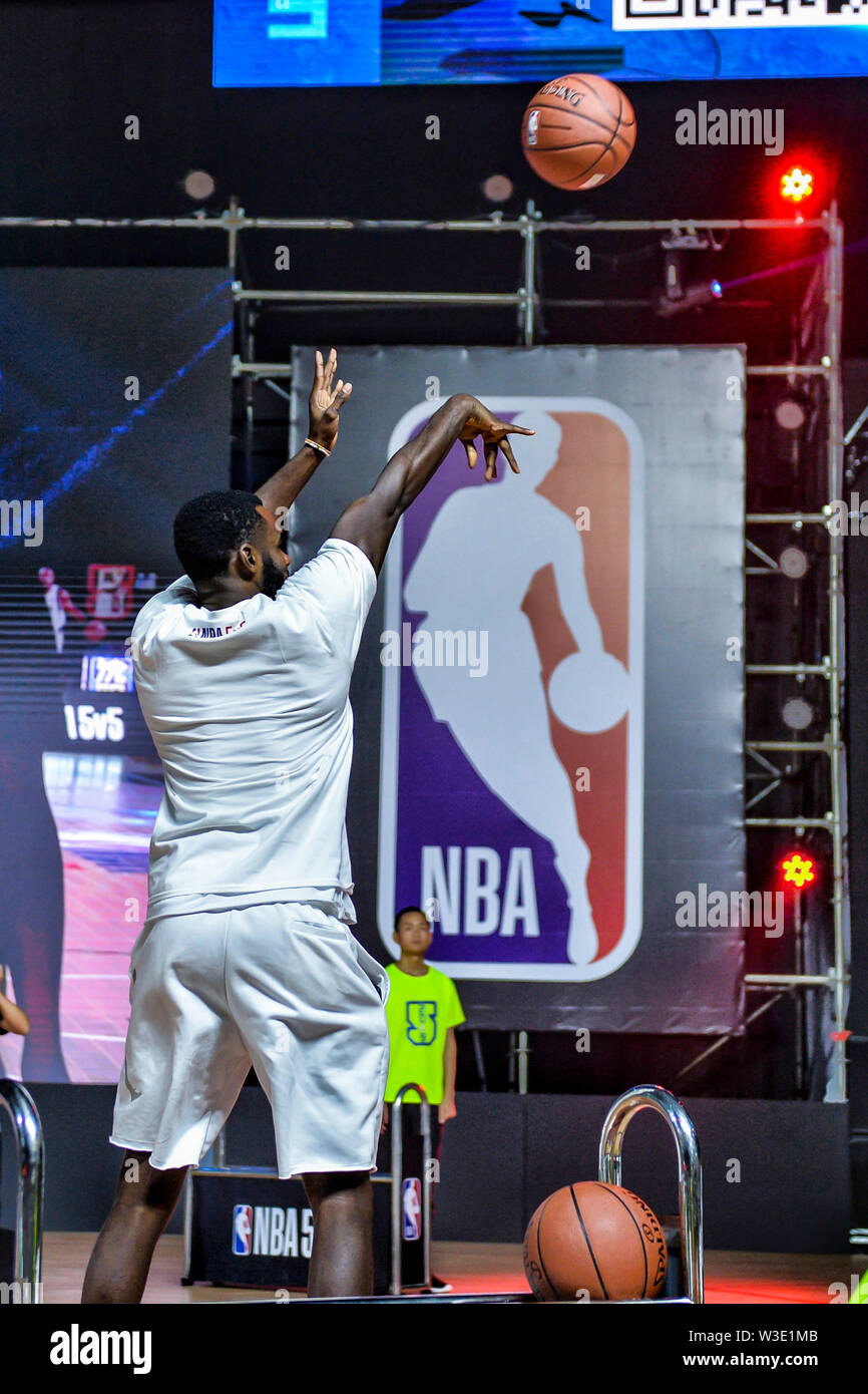 Star de la NBA Tim Hardaway Jr, plus hauts, des Dallas Mavericks assiste à la NBA 5v5 2019 dans la ville de Chengdu, dans le sud-ouest de la province chinoise du Sichuan, le 14 juillet 2019. Banque D'Images