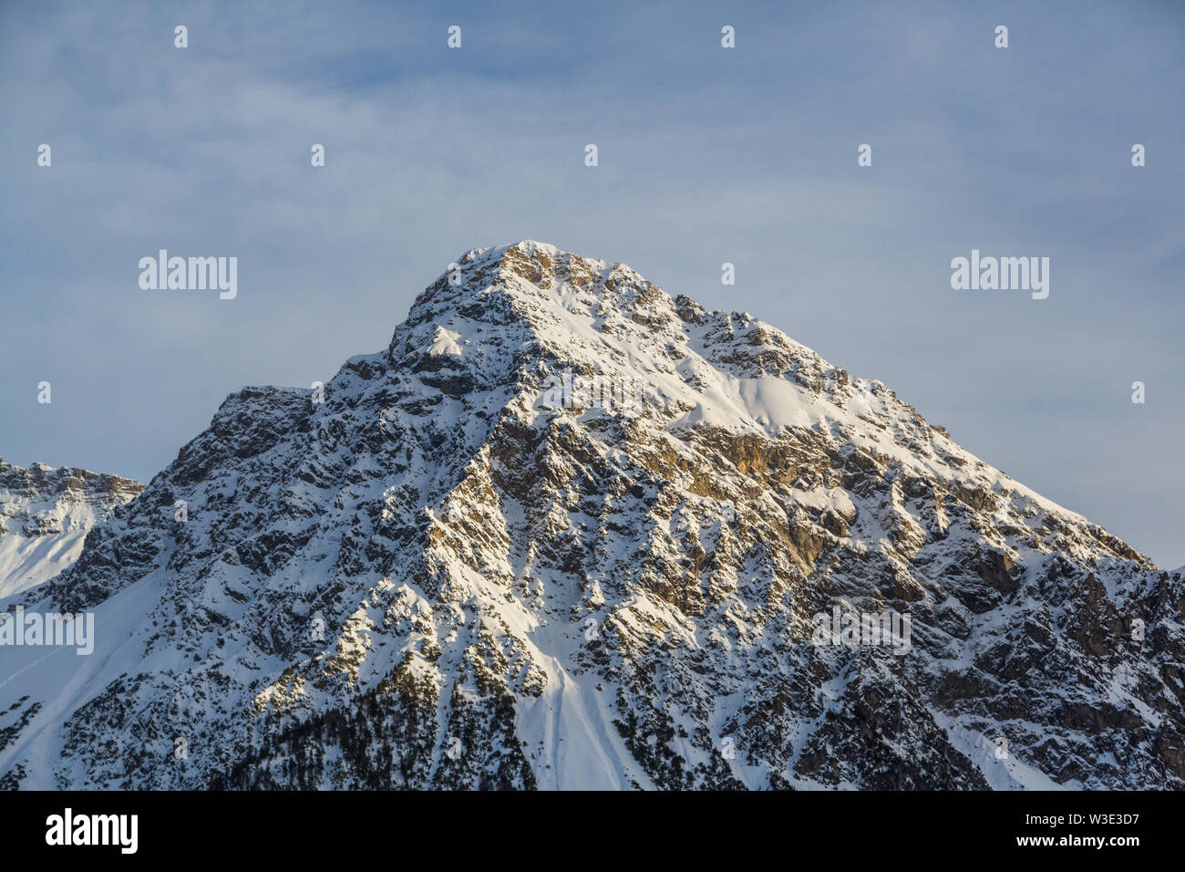 La montagne enneigée Schiesshorn près de Arosa en hiver avec ciel nuageux ciel bleu Banque D'Images