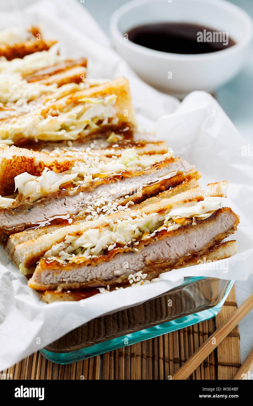 Katsu Sando - escalope traditionnelle japonaise avec sandwich porc frit chou,japonais,la mayonnaise et la sauce tonkatsu sur un fond clair close-up Banque D'Images