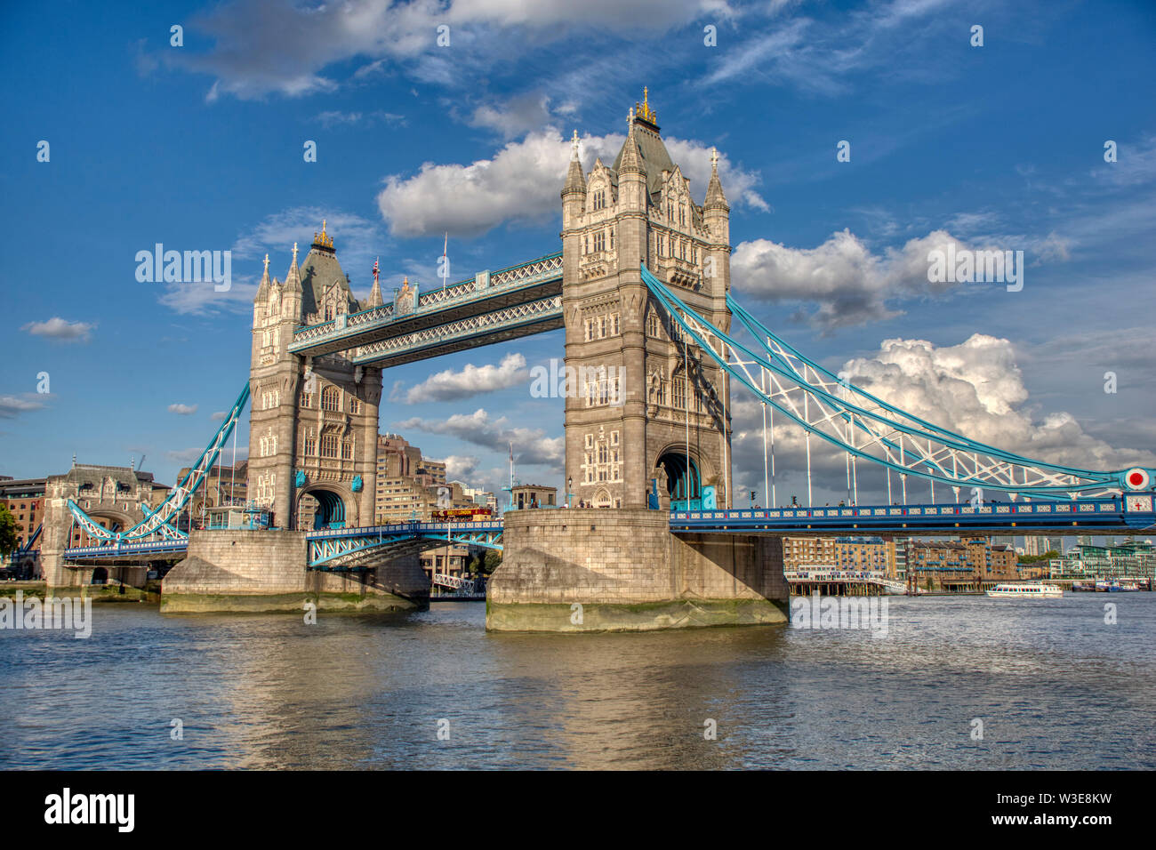 Tower Bridge, Londres, enjambant la Tamise sur un jour glorieux, défini dans un ciel bleu et les cumulus. Banque D'Images