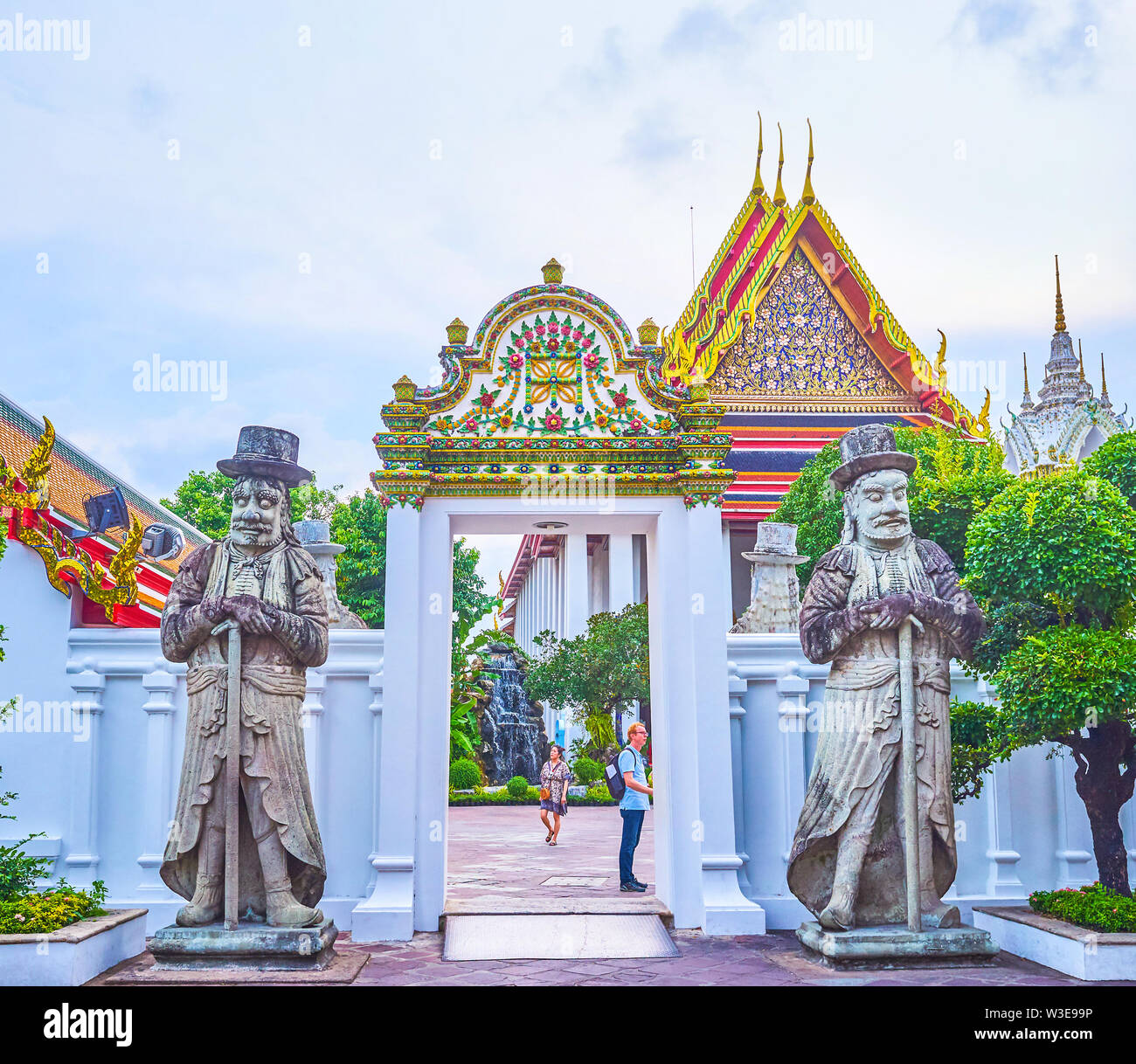 BANGKOK, THAÏLANDE - 22 avril 2019 : les belles portes avec sol carrelé decorationa et deux gardiens chinois mène à la cour intérieure de la chapelle de Recli Banque D'Images