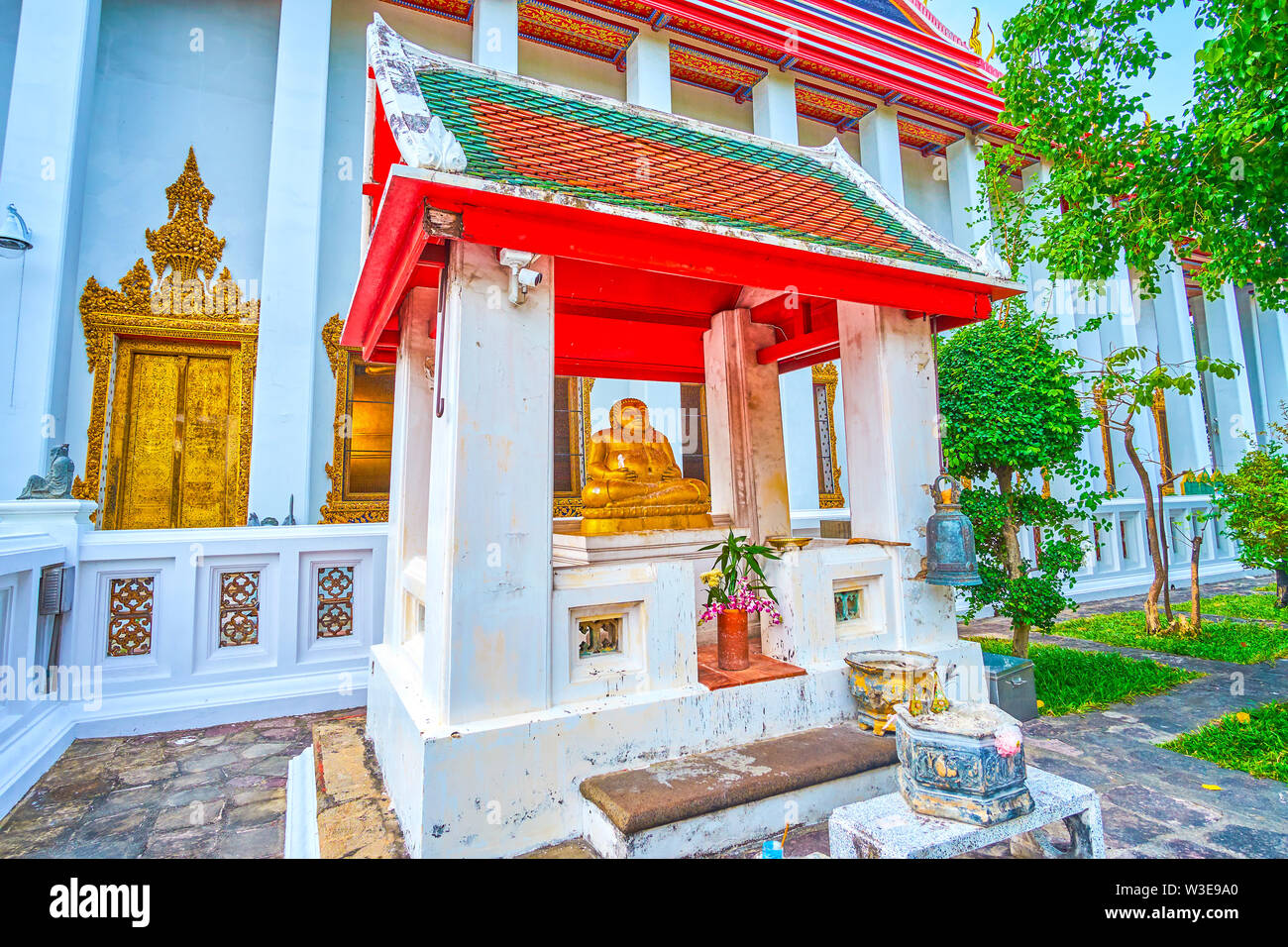 Le petit chepel avec graisse assis Bouddha situé dans le parc de Missakawan complexe de Wat Pho à Bangkok, Thaïlande Banque D'Images