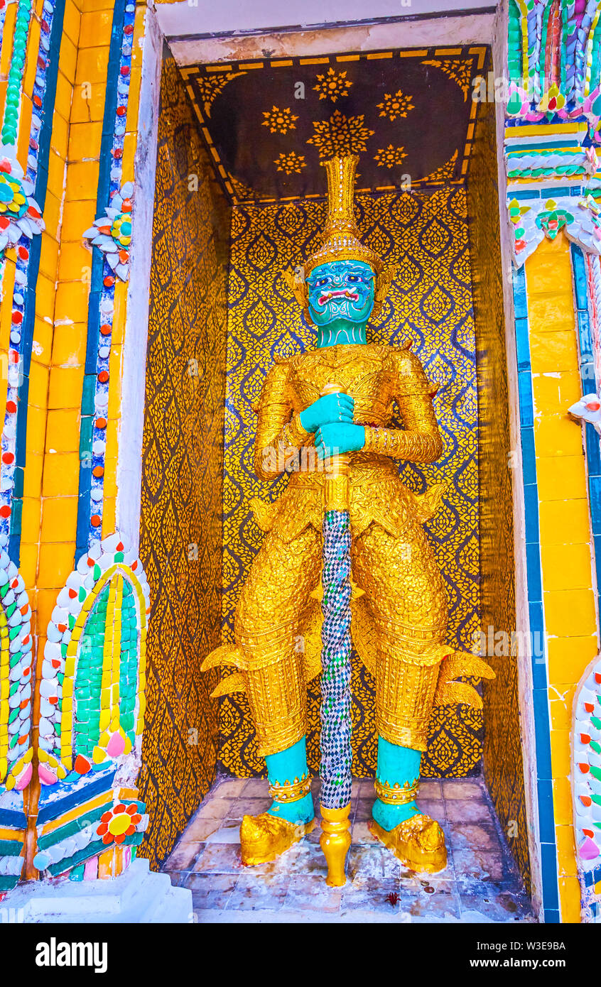 La sculpture de Phaya Khon, la mythologie, personne de l'ancienne épopée indienne avec la peau verte situé dans la niche de la Portes de Phra Maha Chedi shr Banque D'Images