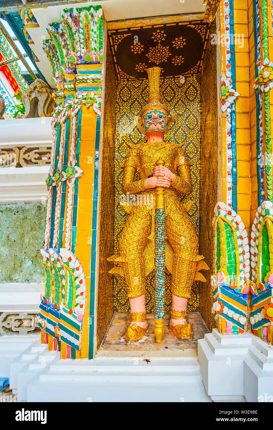 La sculpture d'Satthasun d'or, le démon, et le caractère de la vieille épopée indienne Ramayana, situé dans le temple de Wat Pho à Bangkok, Thaïlande Banque D'Images