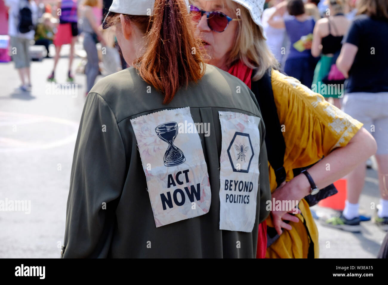 Bristol, Royaume-Uni, le 15 juillet 2019. Dans le cadre de l'extinction d'un mouvement de rébellion soulèvement groupe ont occupé Bristol Bridge dans le centre de la ville. La protestation est de faire prendre conscience de la rapidité du changement climatique et de l'absence de mesures pour y mettre fin. Les protestataires ont travaillé avec des organismes locaux pour assurer la sécurité et la manifestation pacifique, la police est présente et déviations en place. D'autres professions sont prévues tout au long de la ville cette semaine. Crédit : Mr Standfast / Alamy Live News Banque D'Images