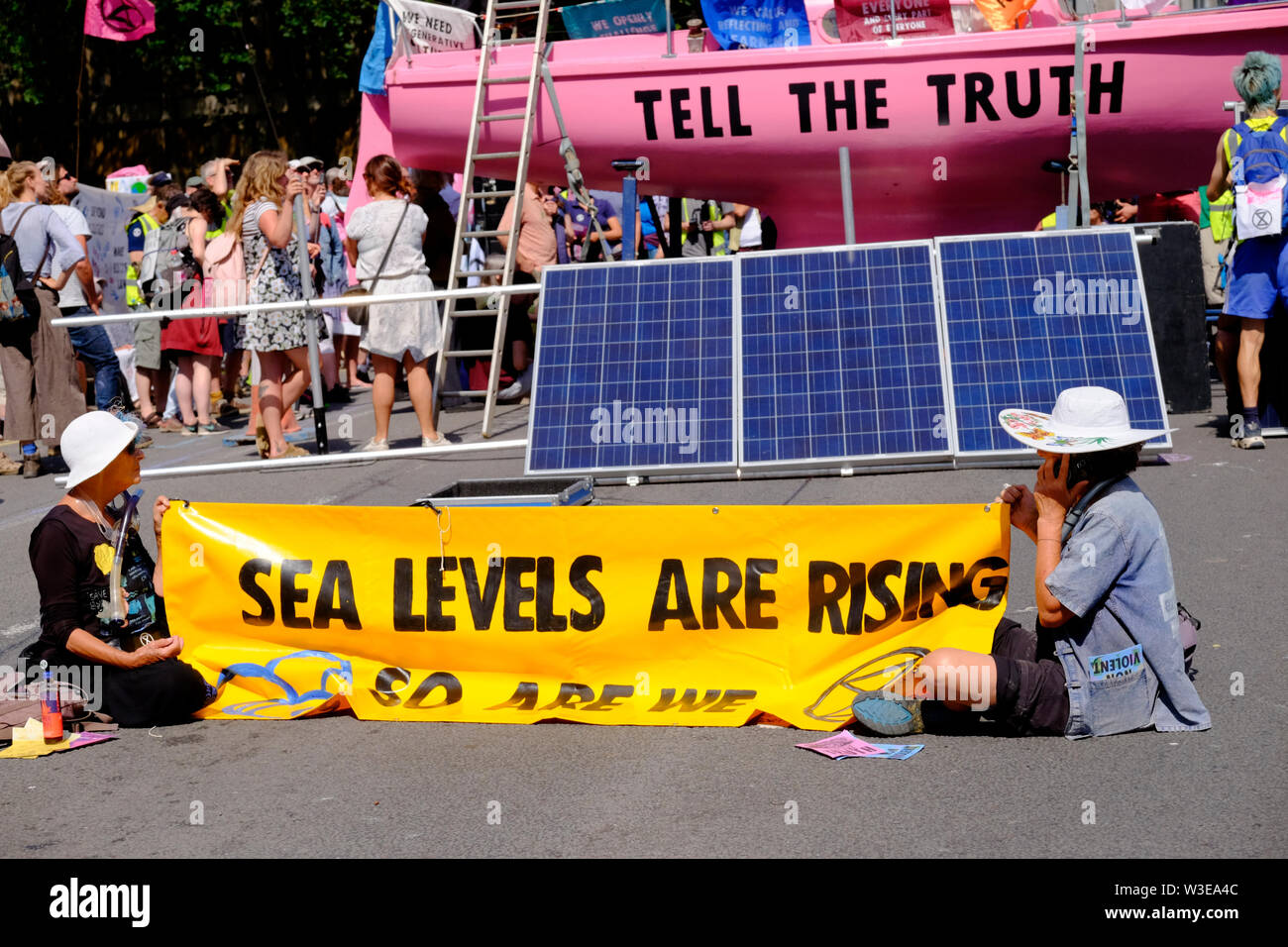 Bristol, Royaume-Uni, le 15 juillet 2019. Dans le cadre de l'extinction d'un mouvement de rébellion soulèvement groupe ont occupé Bristol Bridge dans le centre de la ville. La protestation est de faire prendre conscience de la rapidité du changement climatique et de l'absence de mesures pour y mettre fin. Les protestataires ont travaillé avec des organismes locaux pour assurer la sécurité et la manifestation pacifique, la police est présente et déviations en place. D'autres professions sont prévues tout au long de la ville cette semaine. Crédit : Mr Standfast / Alamy Live News Banque D'Images