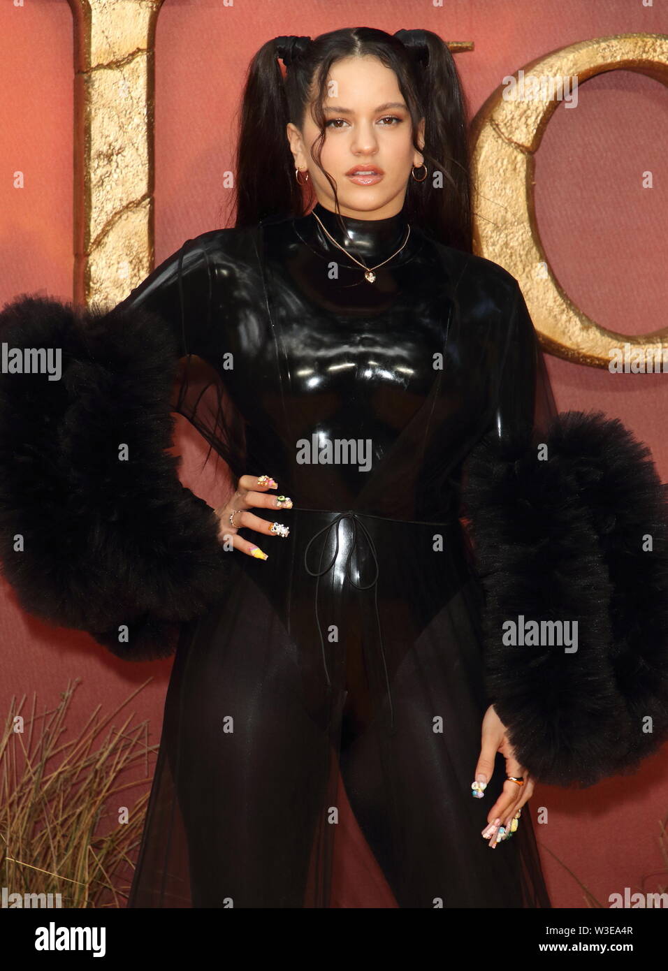 Rosalia assiste à la première européenne du Disney's The Lion King à l'odéon cinéma Luxe, Leicester Square à Londres. Banque D'Images