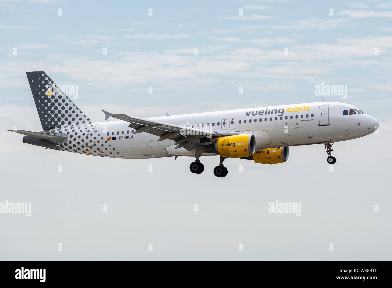 EC-MOM, le 11 juillet 2019, l'Airbus A320-214-4101 atterrissage sur les pistes d'aéroport Paris Roissy Charles de Gaulle à la fin de Vol Vueling vy8202 à partir de Banque D'Images