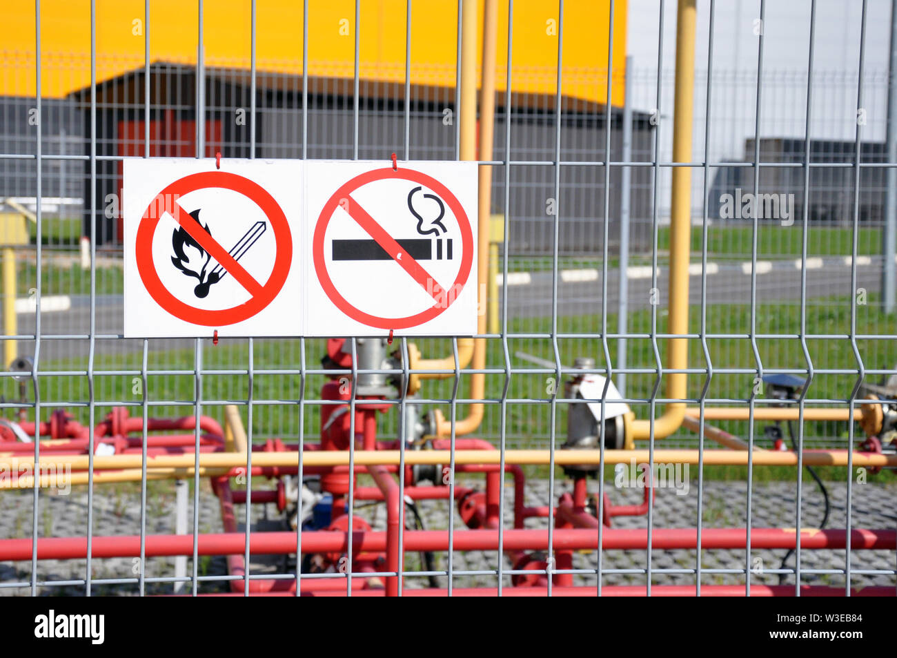 S'il est interdit de fumer, le feu est interdit sur la clôture d'une installation industrielle. Inflammable Banque D'Images