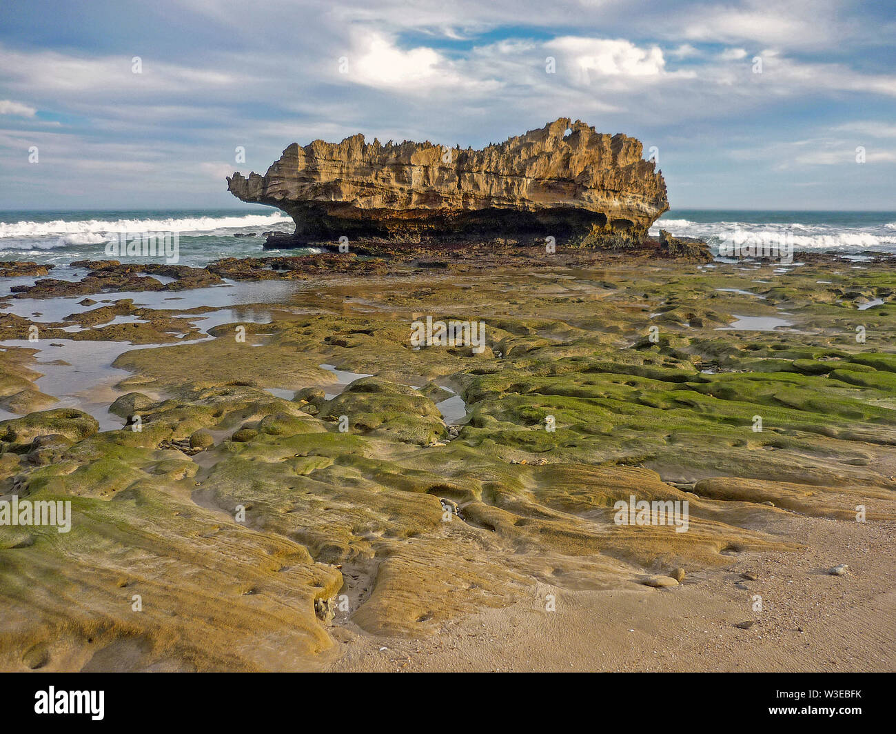 Ship Rock à Kasouga beach entre Kenton-on-Sea et Port Alfred dans l'Eastern Cape, Afrique du Sud Banque D'Images